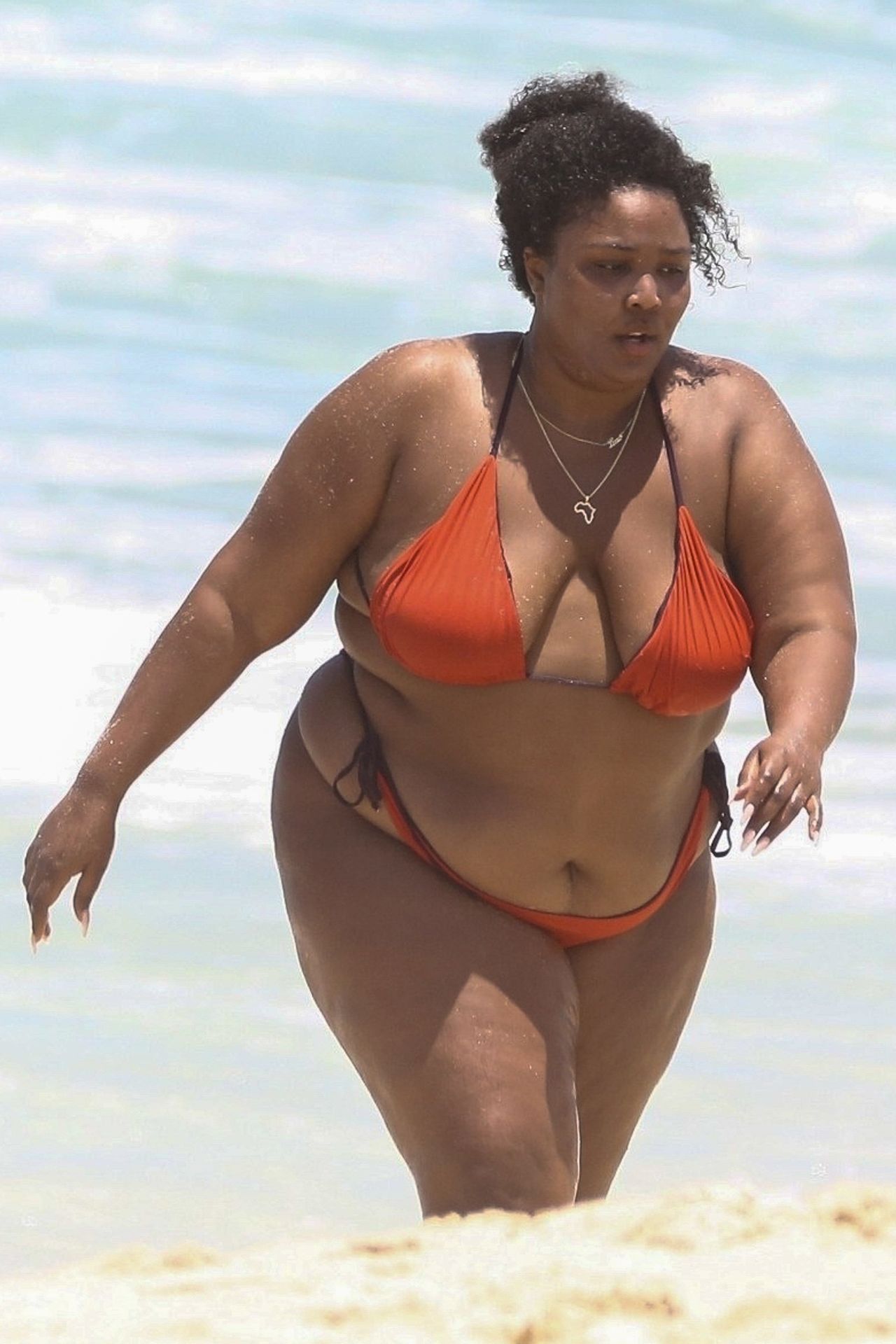 Feelin’ Good As Hell! Singer Lizzo And Her Girls Take Over The Beach In Rio 0010