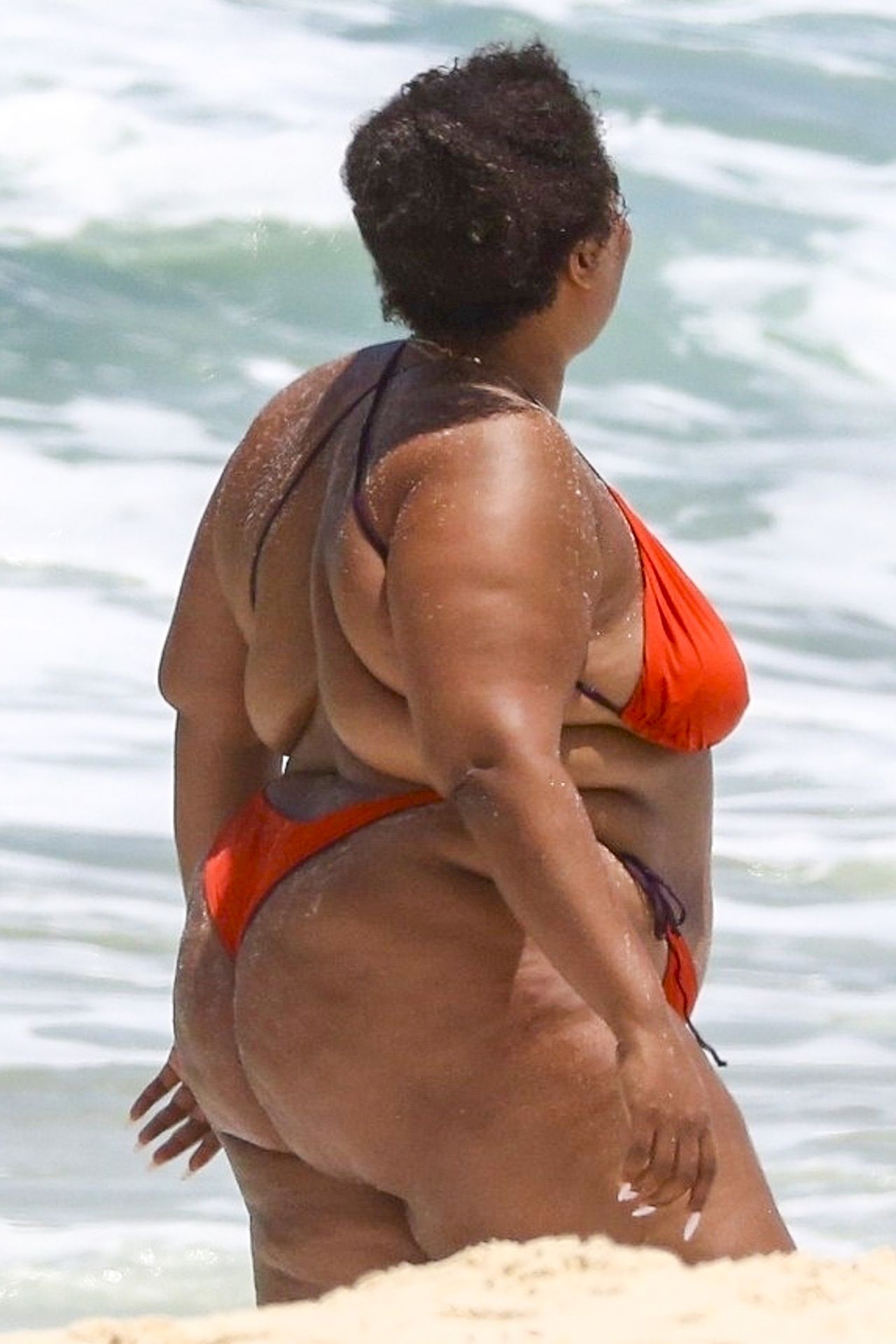 Feelin’ Good As Hell! Singer Lizzo And Her Girls Take Over The Beach In Rio 0012