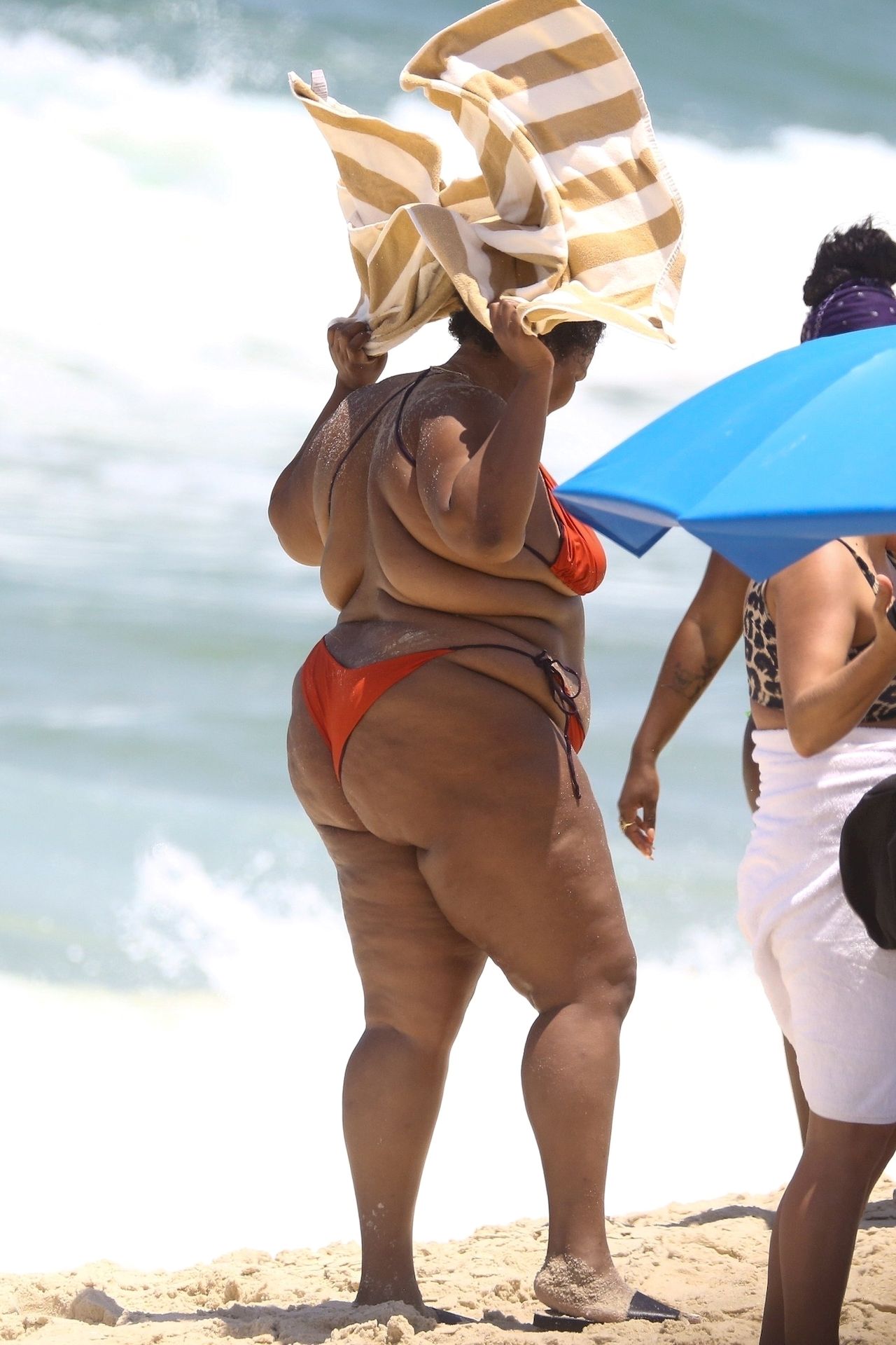 Feelin’ Good As Hell! Singer Lizzo And Her Girls Take Over The Beach In Rio 0013