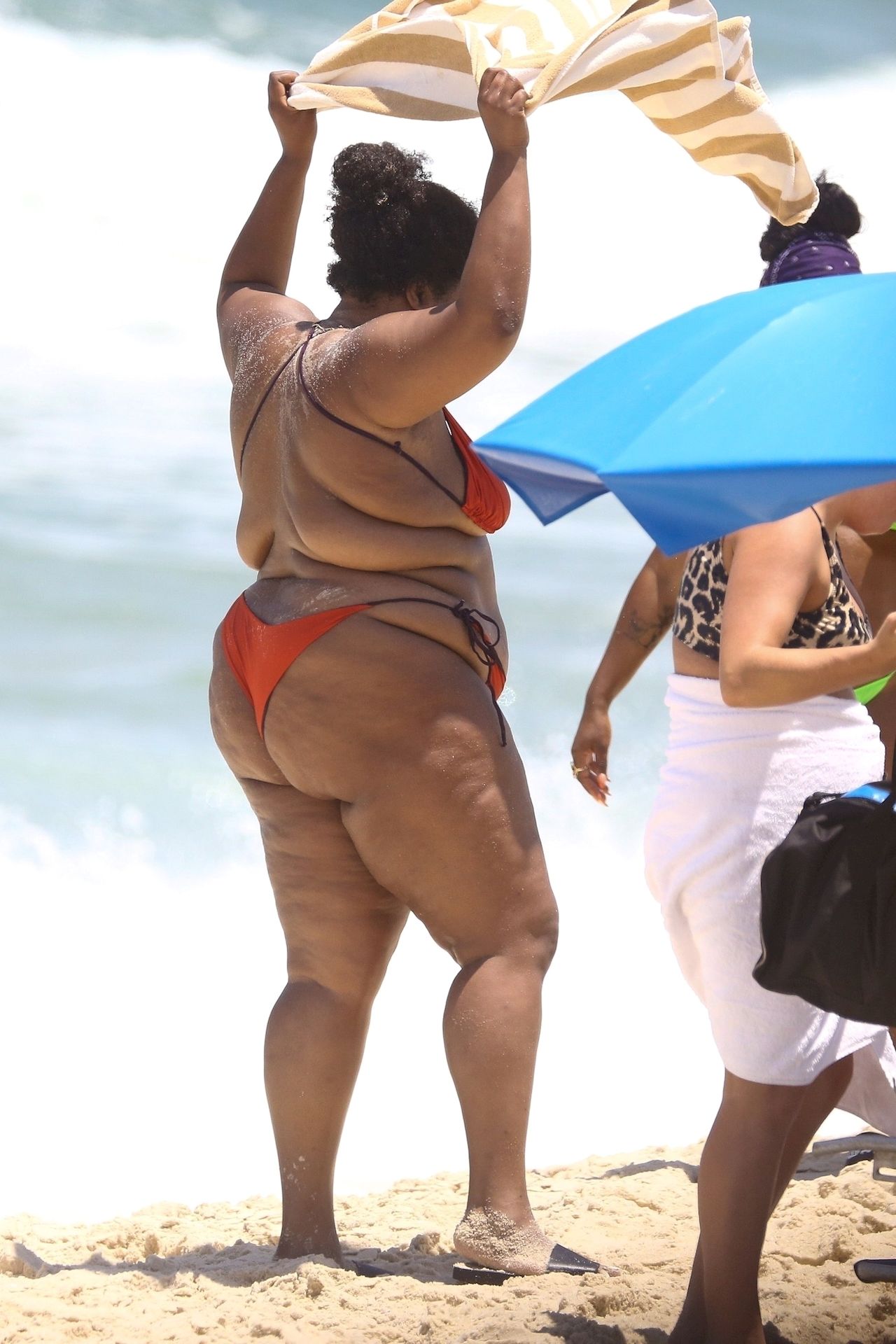 Feelin’ Good As Hell! Singer Lizzo And Her Girls Take Over The Beach In Rio 0014