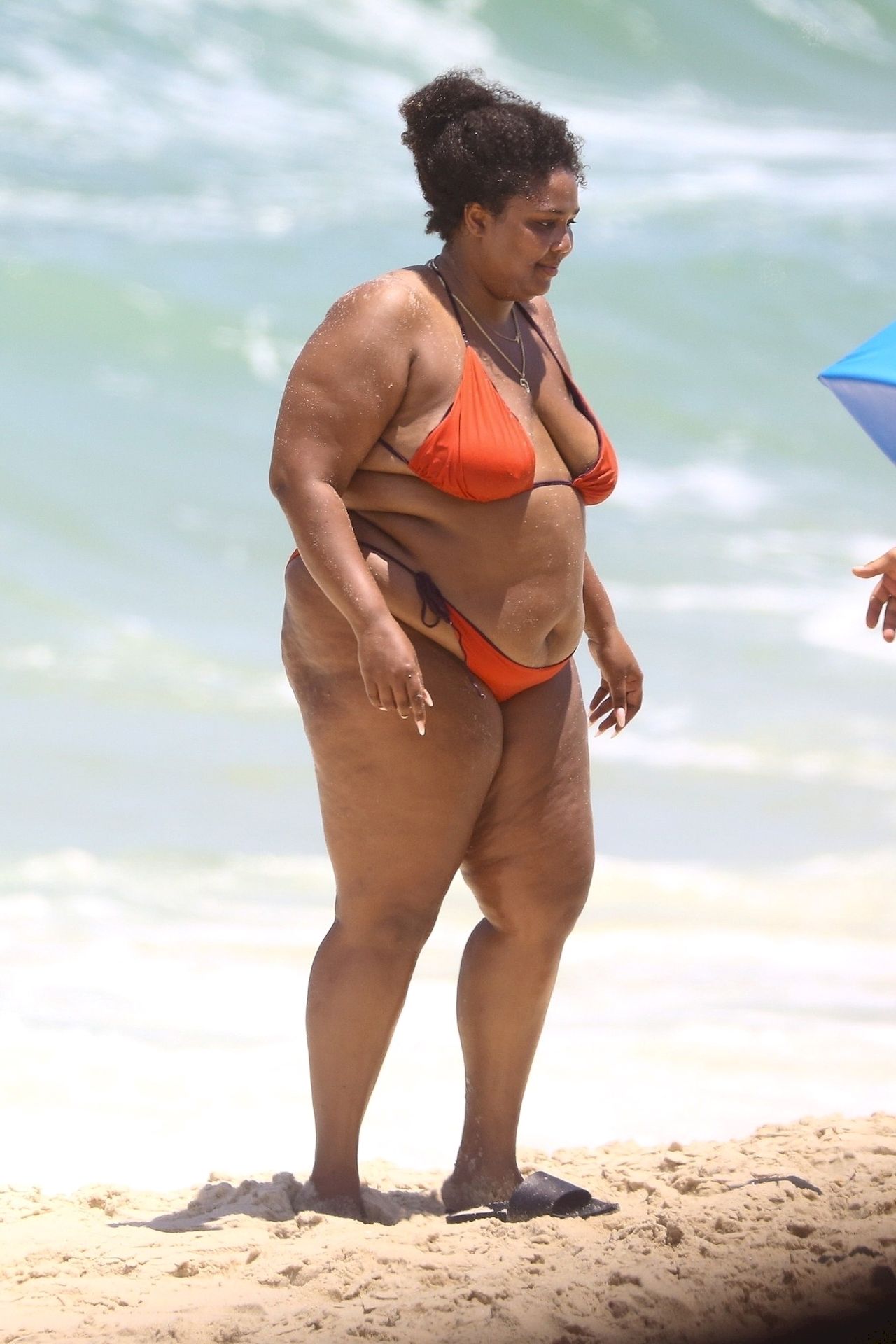 Feelin’ Good As Hell! Singer Lizzo And Her Girls Take Over The Beach In Rio 0015