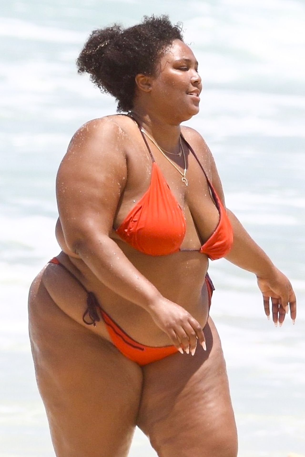 Feelin’ Good As Hell! Singer Lizzo And Her Girls Take Over The Beach In Rio 0016