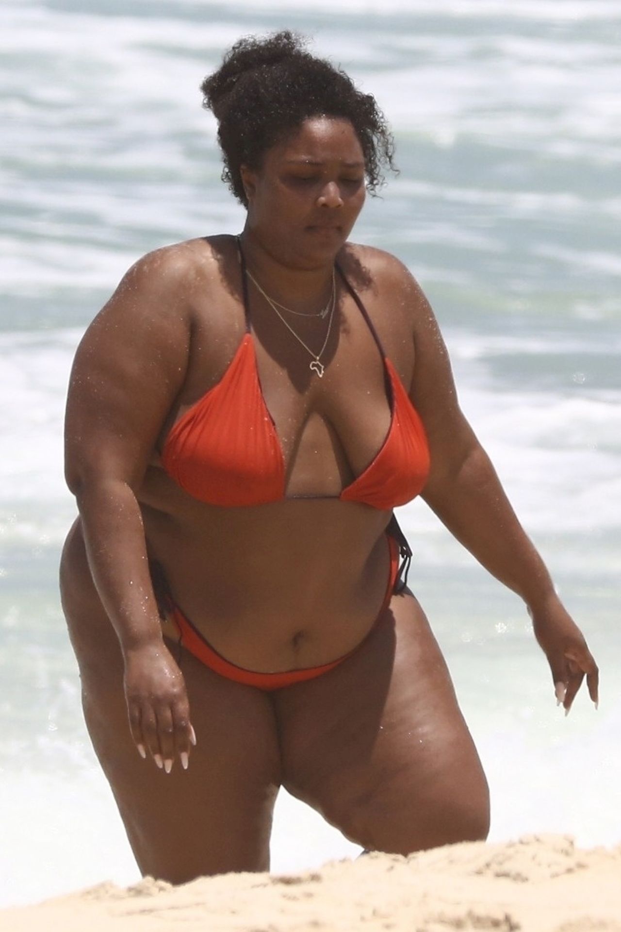 Feelin’ Good As Hell! Singer Lizzo And Her Girls Take Over The Beach In Rio 0017