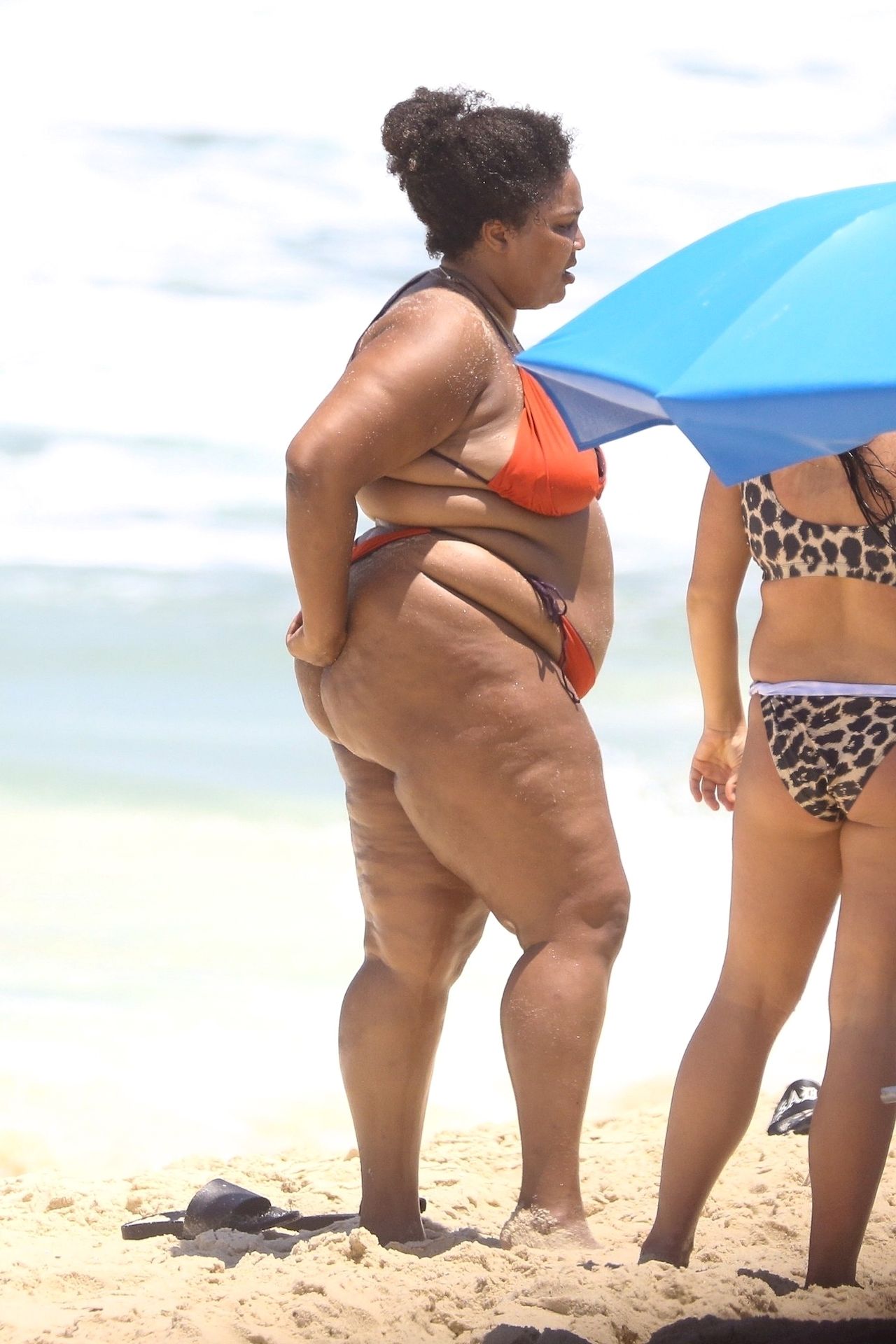 Feelin’ Good As Hell! Singer Lizzo And Her Girls Take Over The Beach In Rio 0018