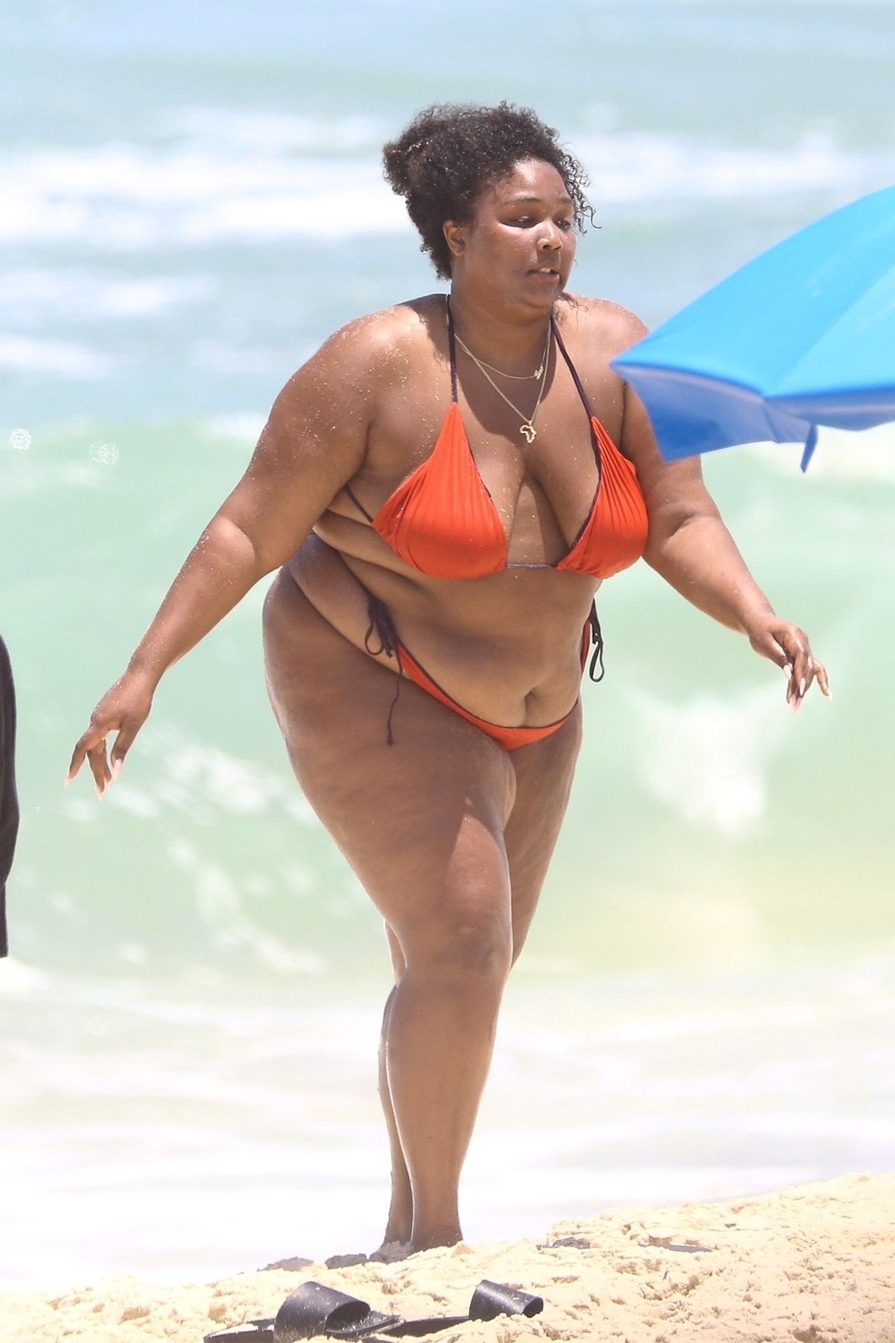 Feelin’ Good As Hell! Singer Lizzo And Her Girls Take Over The Beach In Rio 0022