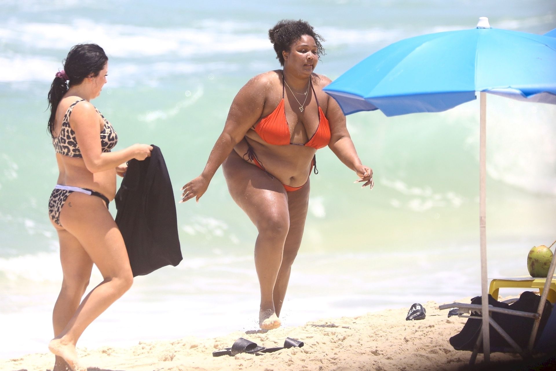 Feelin’ Good As Hell! Singer Lizzo And Her Girls Take Over The Beach In Rio 0025