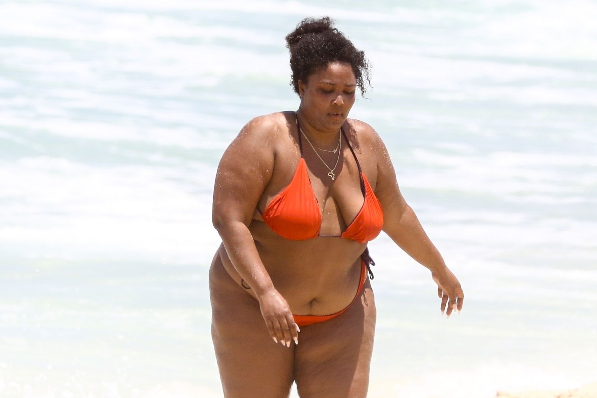 Feelin’ Good As Hell! Singer Lizzo And Her Girls Take Over The Beach In Rio 0029