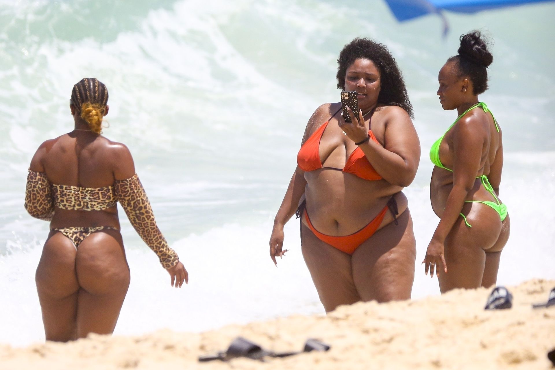 Feelin’ Good As Hell! Singer Lizzo And Her Girls Take Over The Beach In Rio 0030