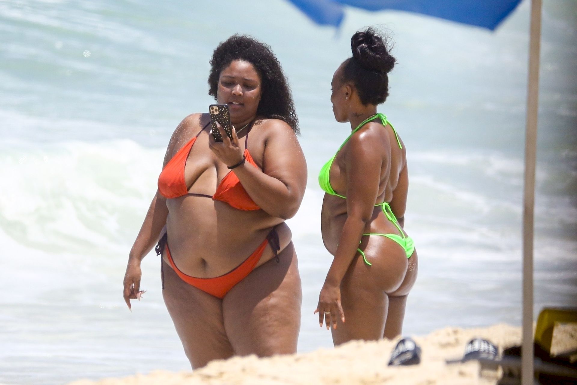 Feelin’ Good As Hell! Singer Lizzo And Her Girls Take Over The Beach In Rio 0031