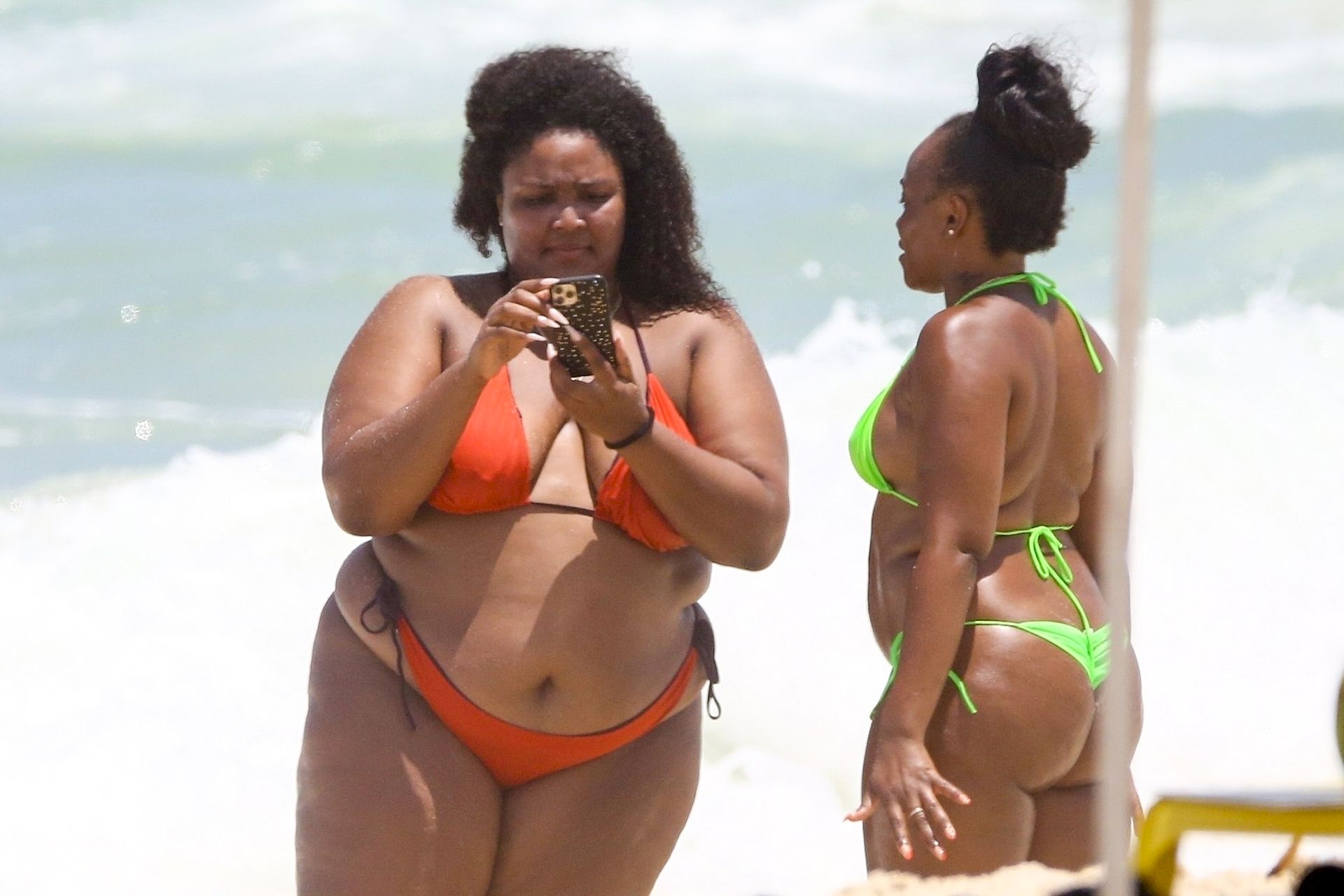 Feelin’ Good As Hell! Singer Lizzo And Her Girls Take Over The Beach In Rio 0032