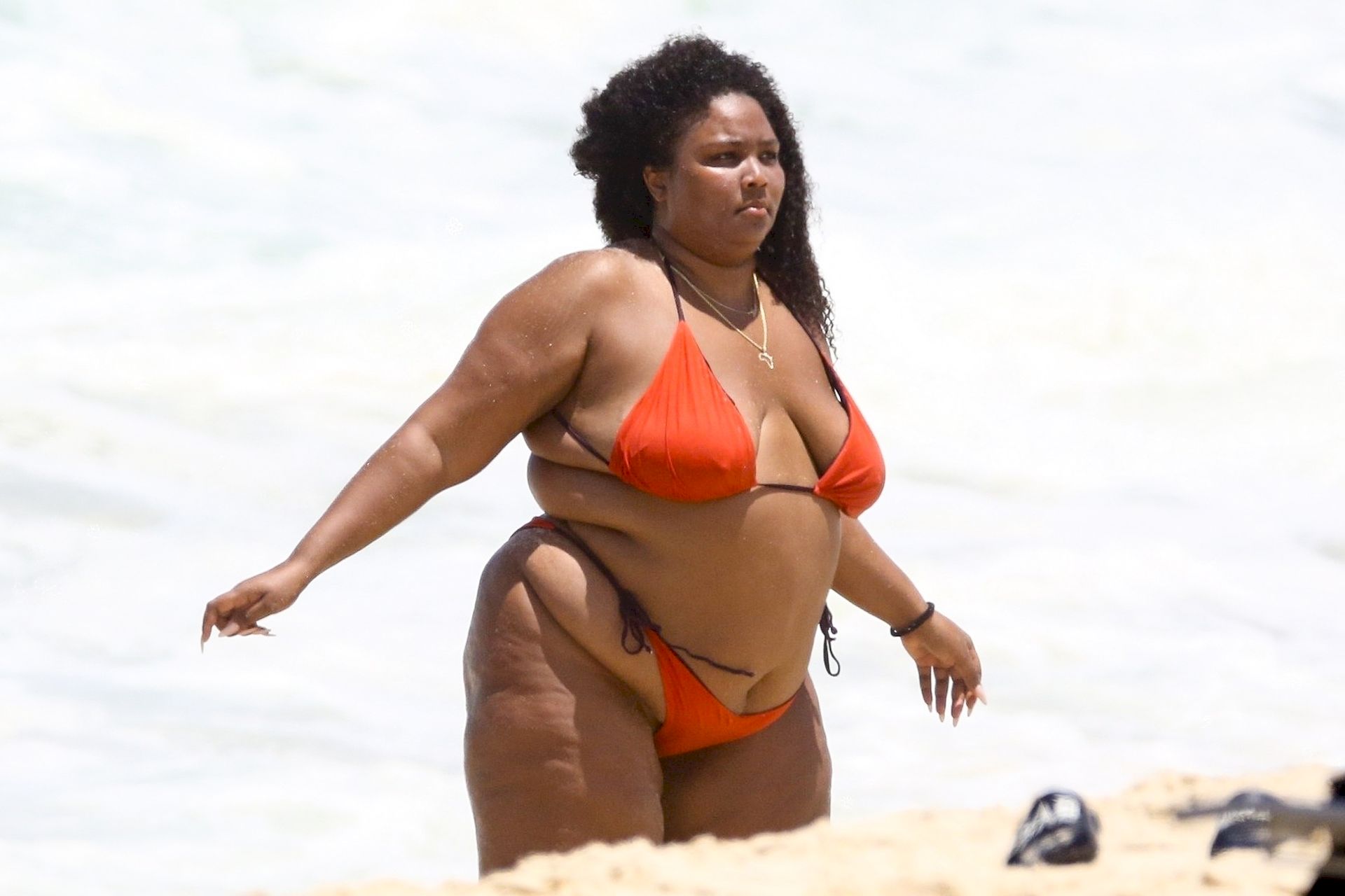 Feelin’ Good As Hell! Singer Lizzo And Her Girls Take Over The Beach In Rio 0040
