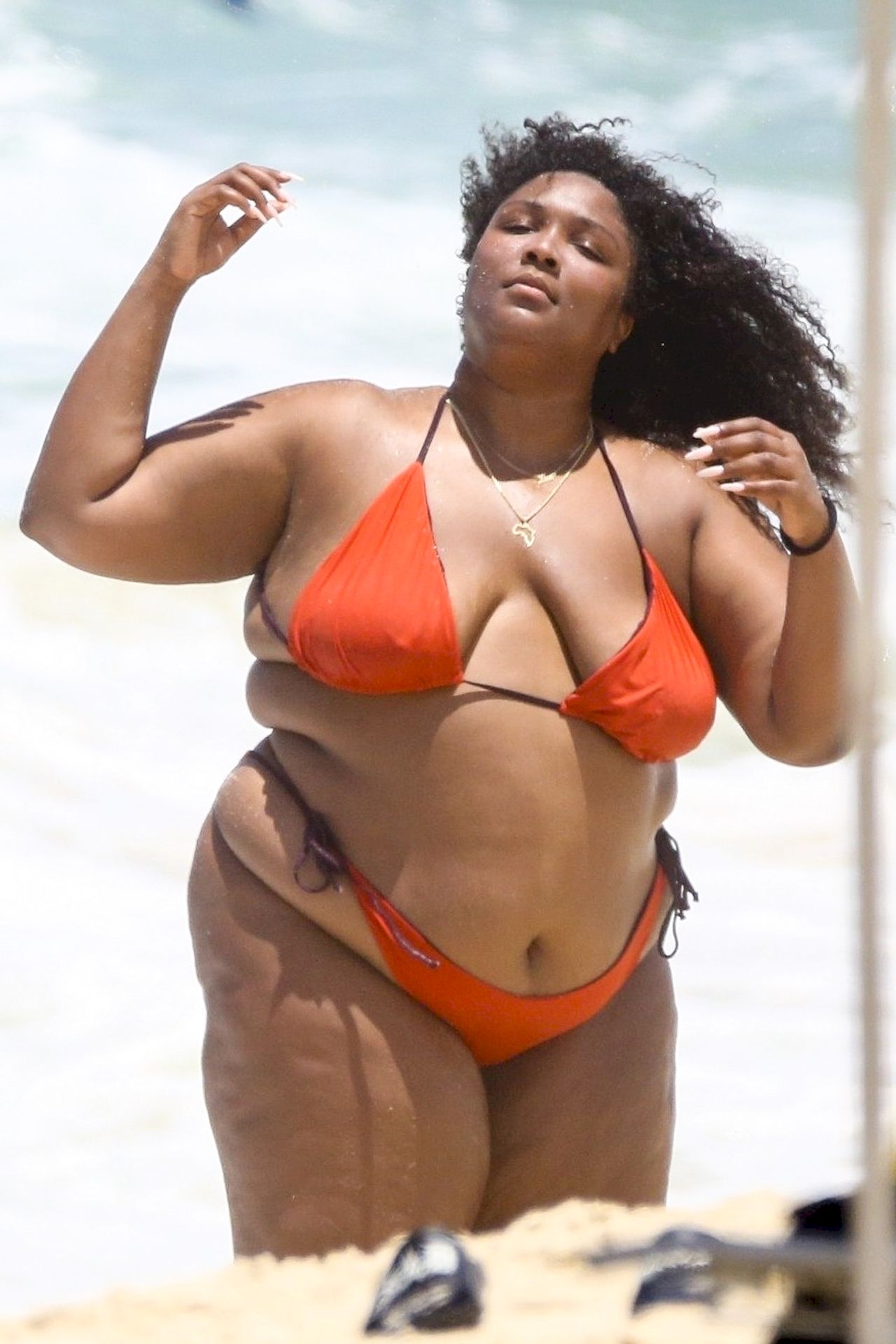 Feelin’ Good As Hell! Singer Lizzo And Her Girls Take Over The Beach In Rio 0044