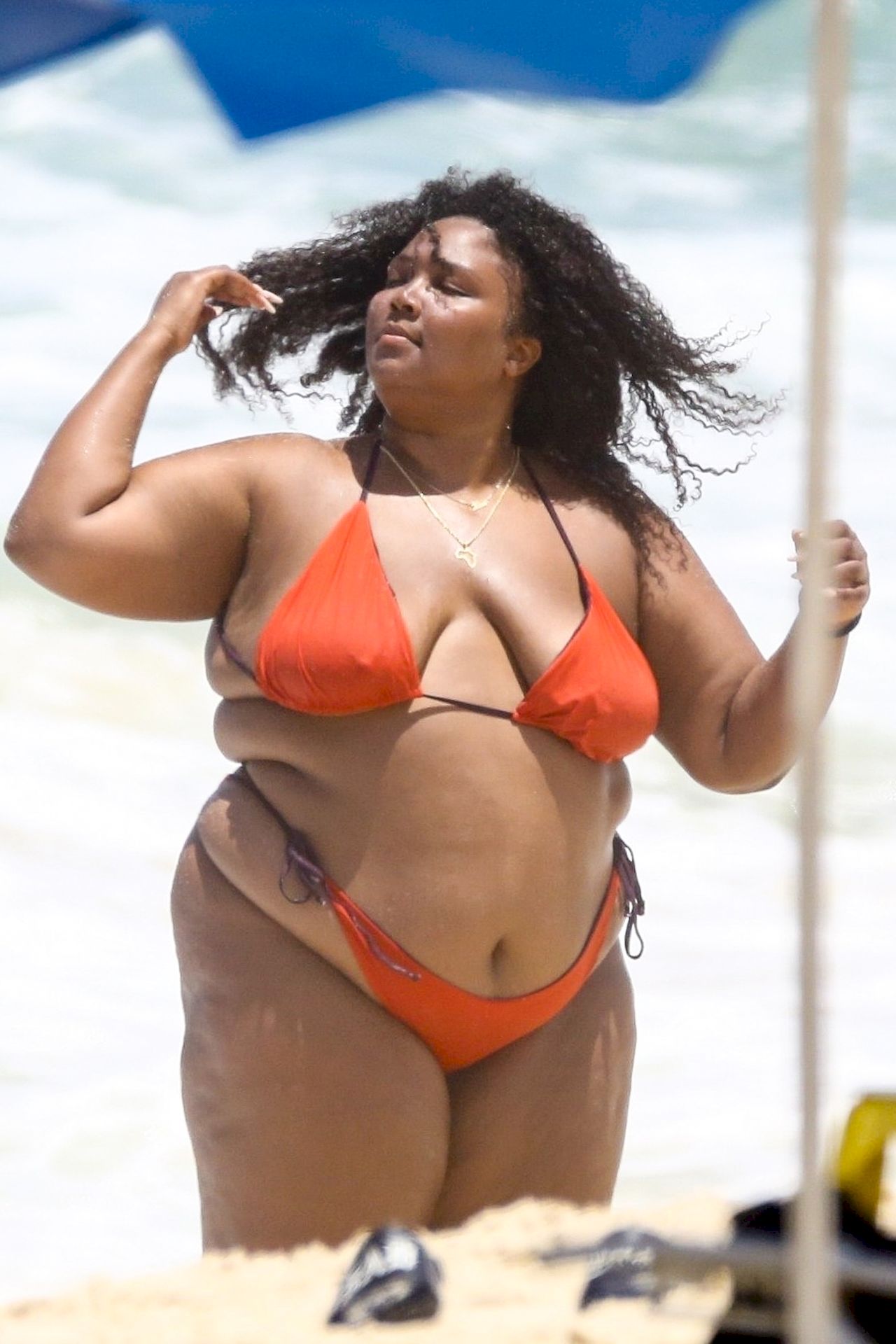 Feelin’ Good As Hell! Singer Lizzo And Her Girls Take Over The Beach In Rio 0045