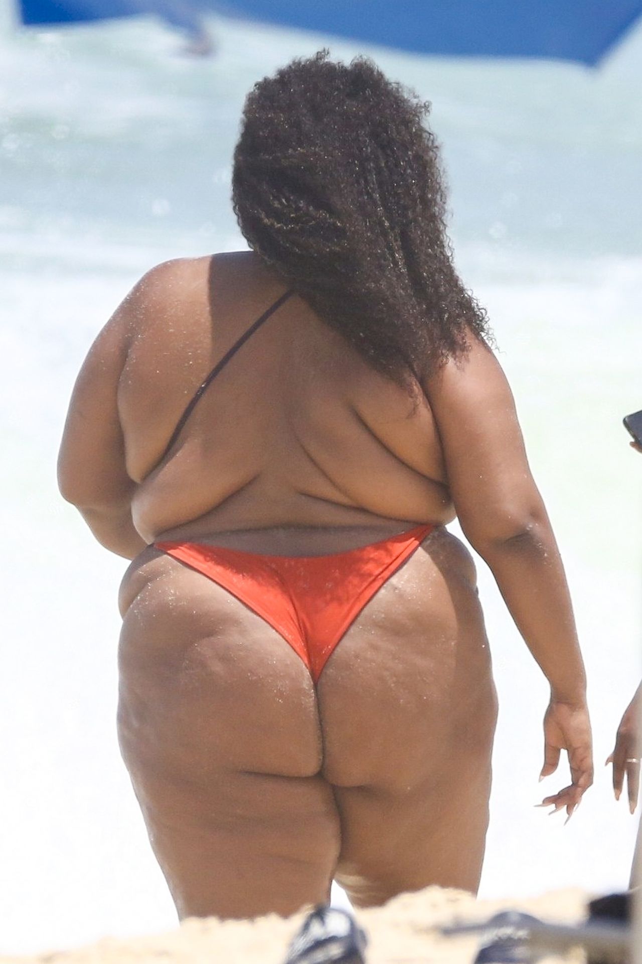 Feelin’ Good As Hell! Singer Lizzo And Her Girls Take Over The Beach In Rio 0047