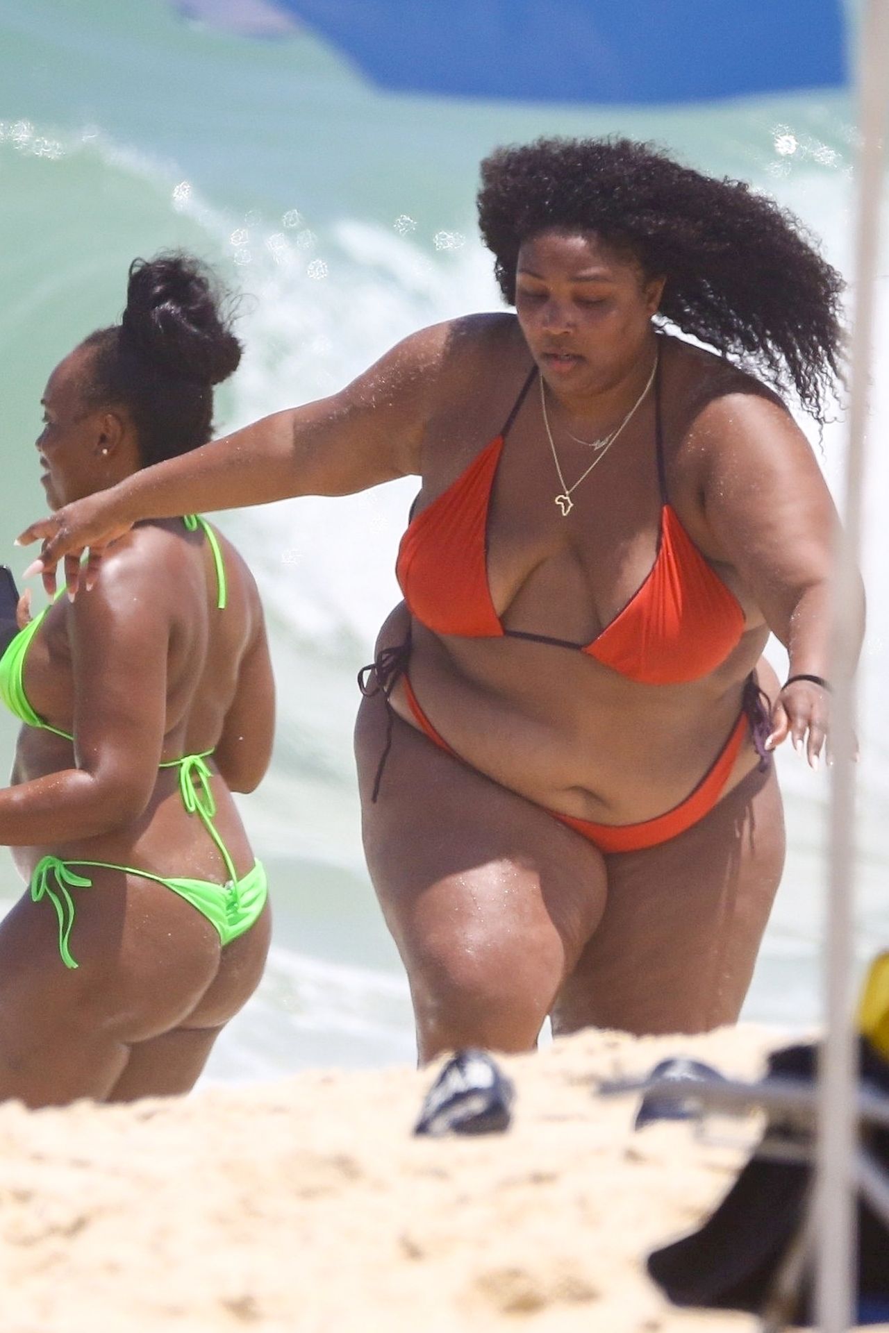 Feelin’ Good As Hell! Singer Lizzo And Her Girls Take Over The Beach In Rio 0049