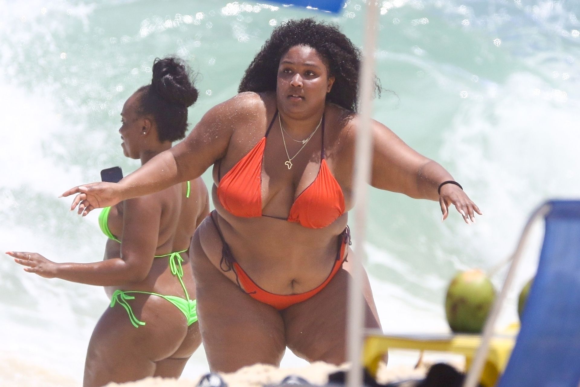 Feelin’ Good As Hell! Singer Lizzo And Her Girls Take Over The Beach In Rio 0050
