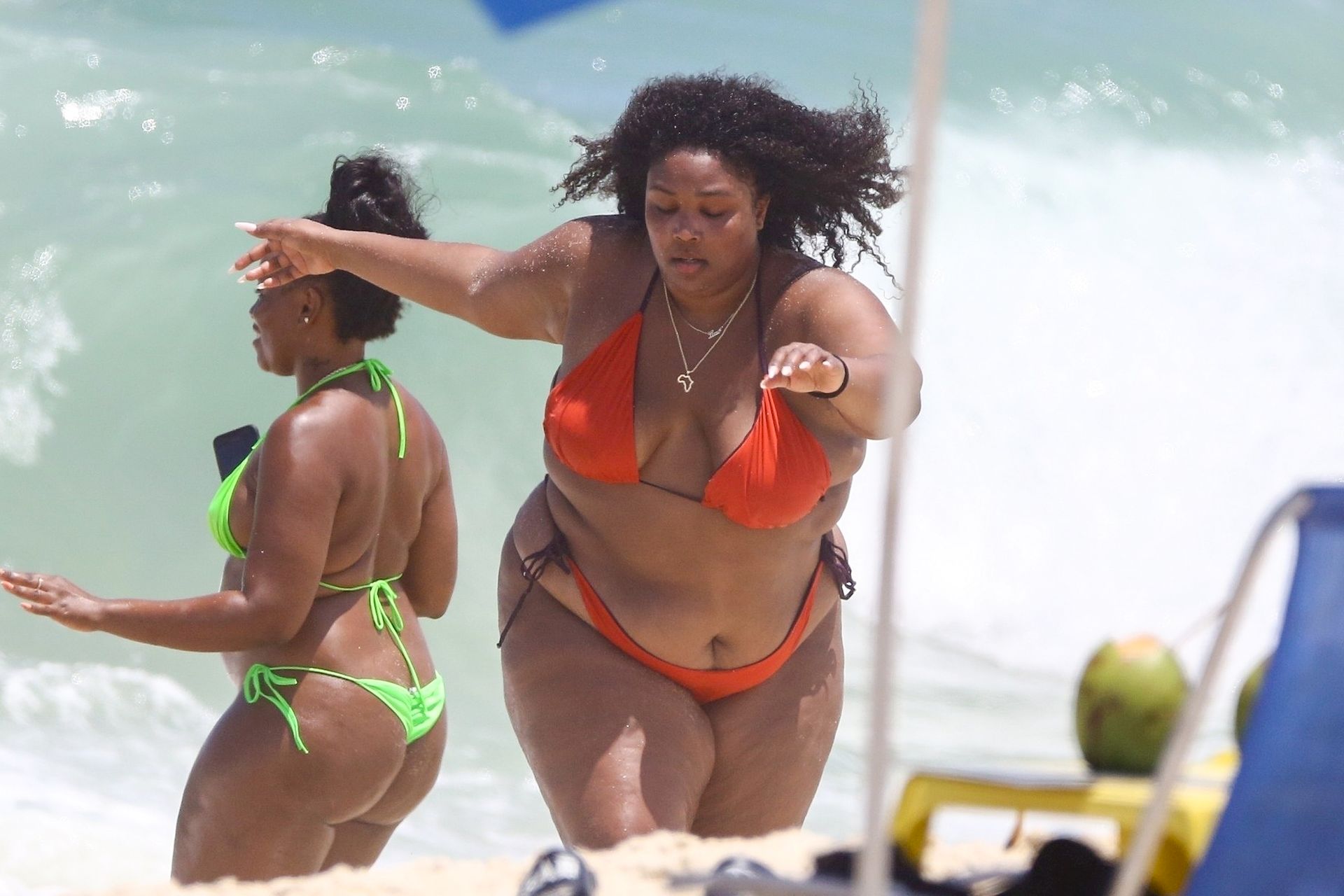 Feelin’ Good As Hell! Singer Lizzo And Her Girls Take Over The Beach In Rio 0051