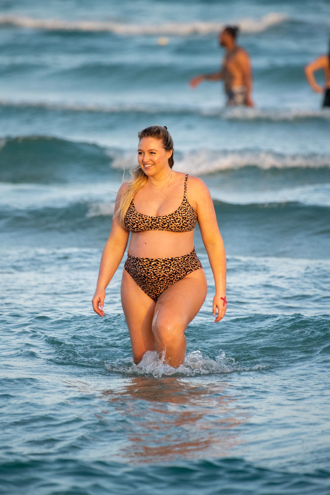 Heavily Pregnant Model Iskra Lawrence Takes A Sunset Dip In Miami Beach 0001