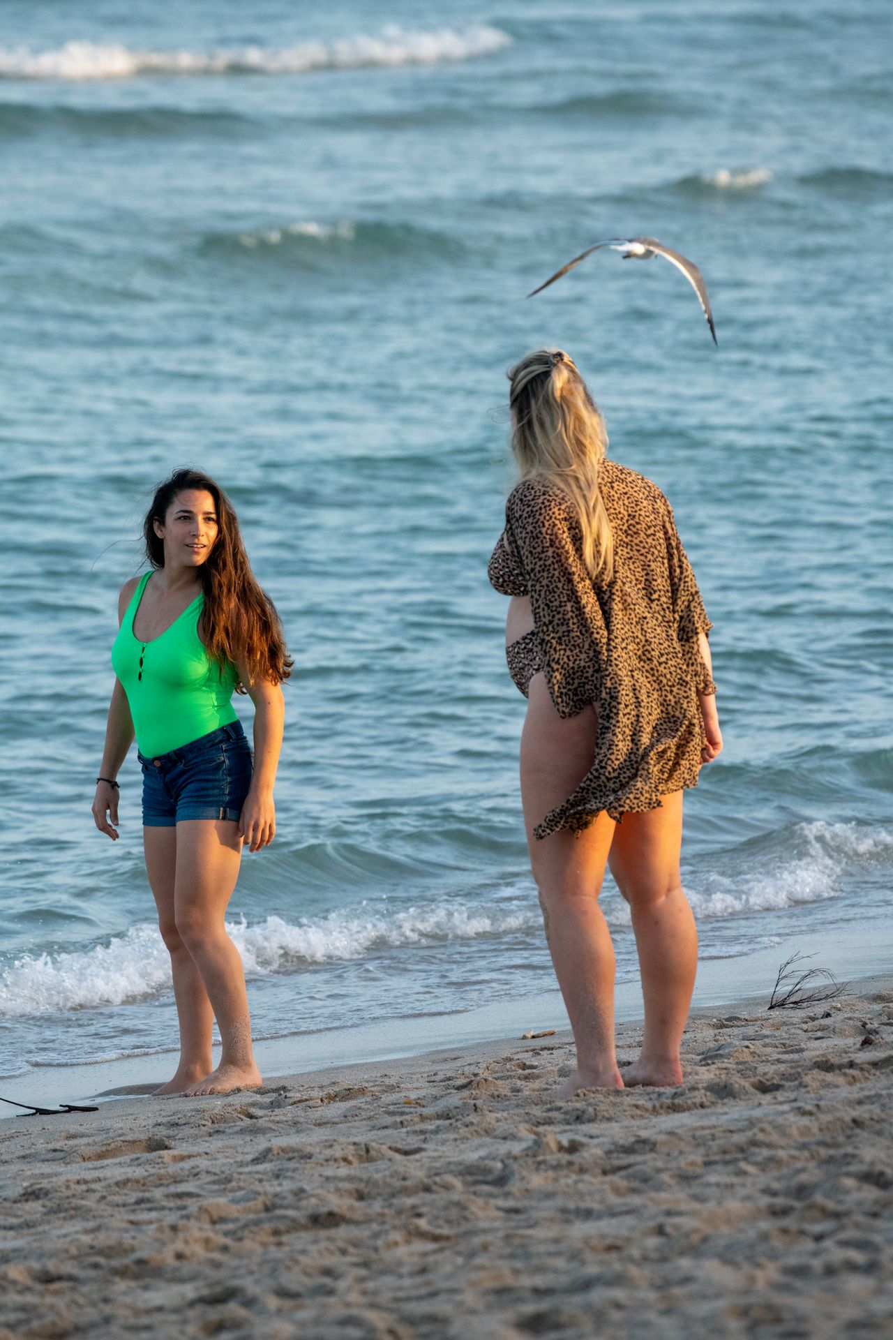 Heavily Pregnant Model Iskra Lawrence Takes A Sunset Dip In Miami Beach 0009