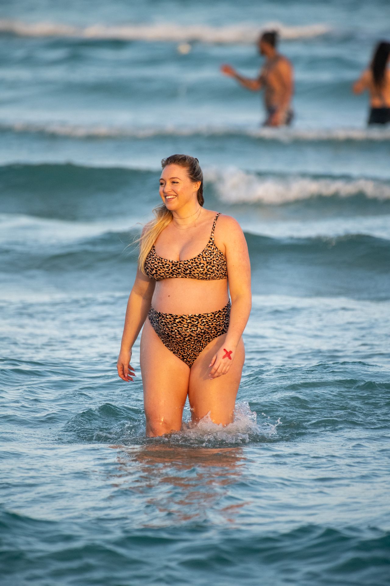 Heavily Pregnant Model Iskra Lawrence Takes A Sunset Dip In Miami Beach 0018