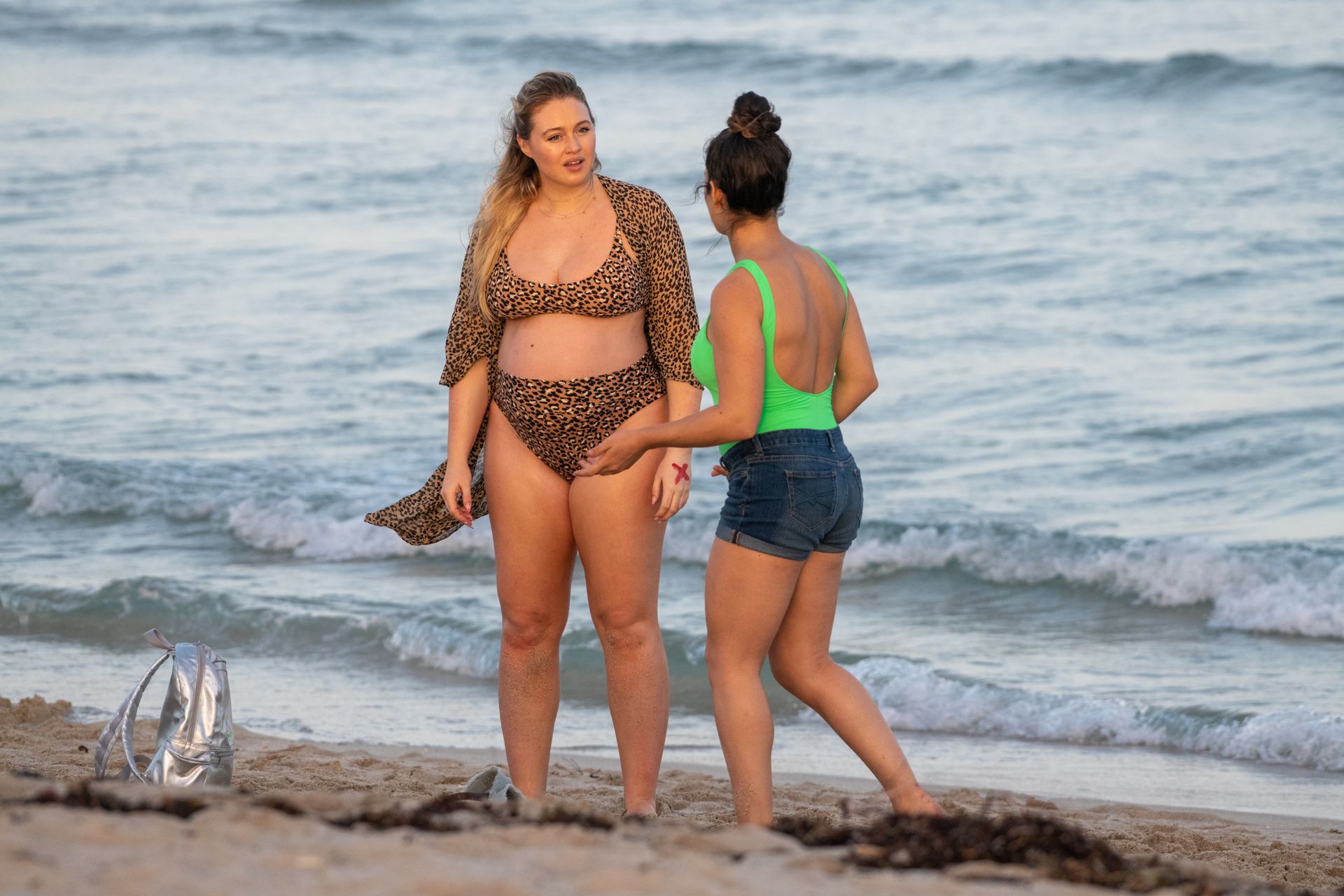 Heavily Pregnant Model Iskra Lawrence Takes A Sunset Dip In Miami Beach 0033