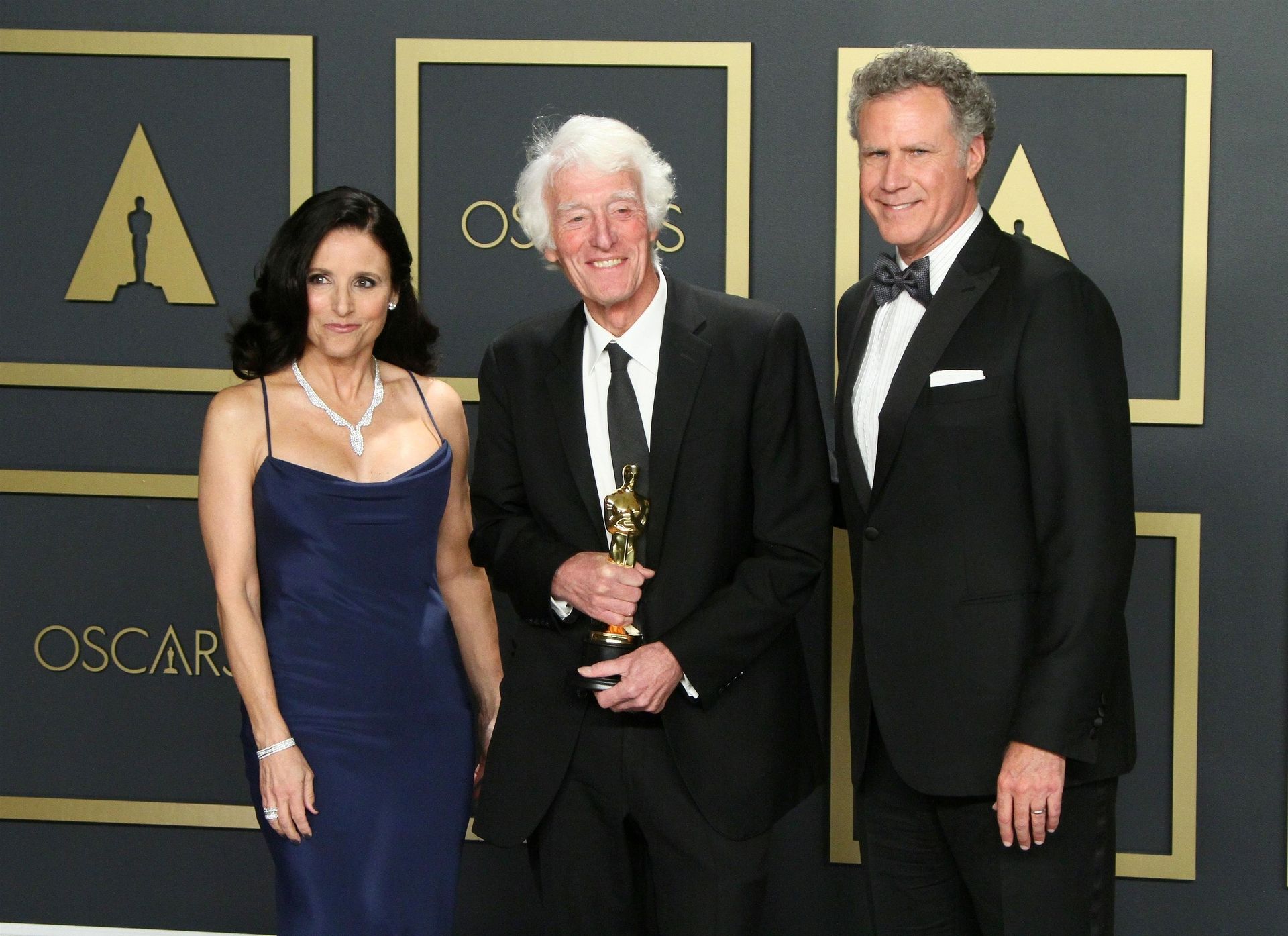 Julia Louis Dreyfus Flaunts Her Milf Body At The 2020 Academy Awards 0017