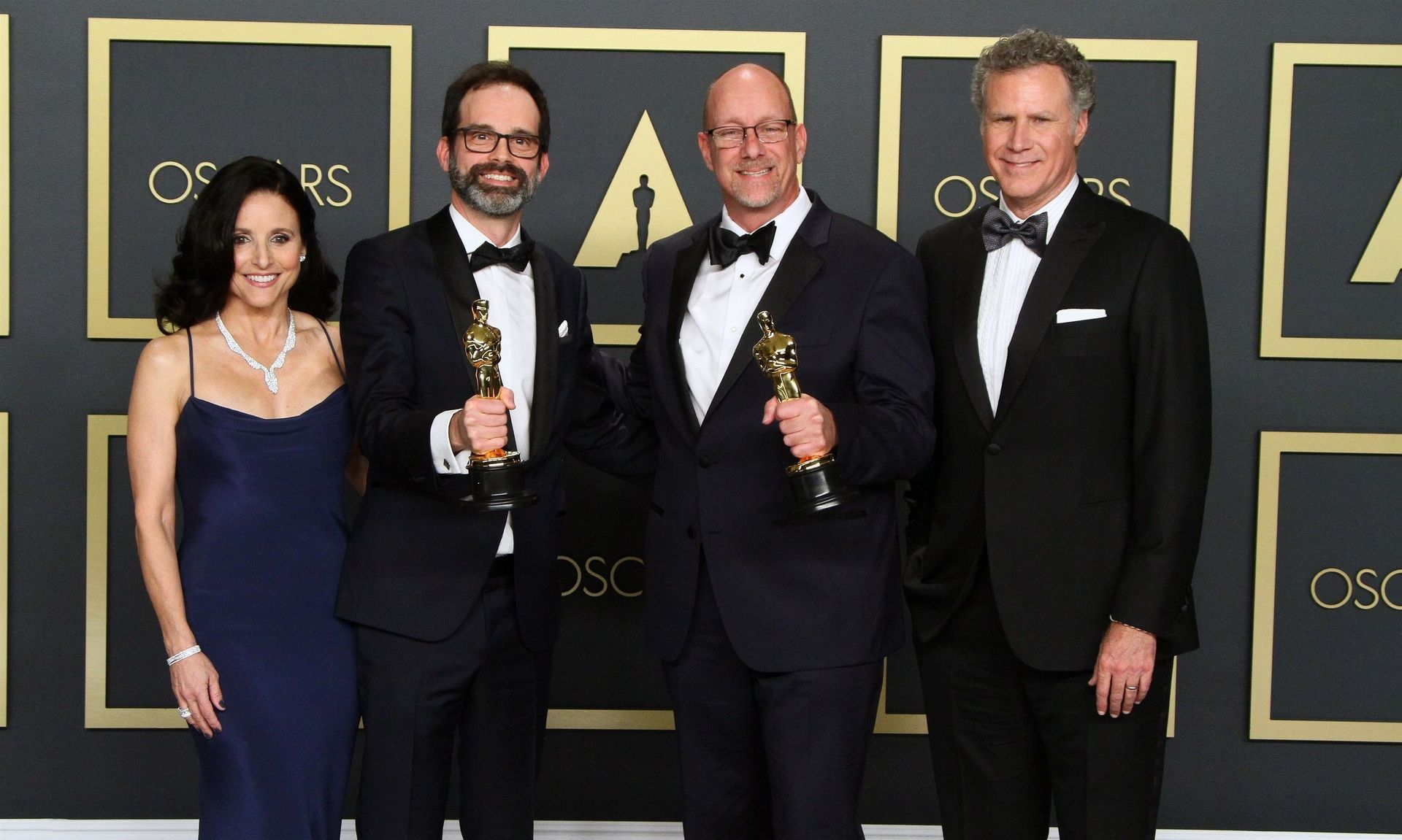 Julia Louis Dreyfus Flaunts Her Milf Body At The 2020 Academy Awards 0036