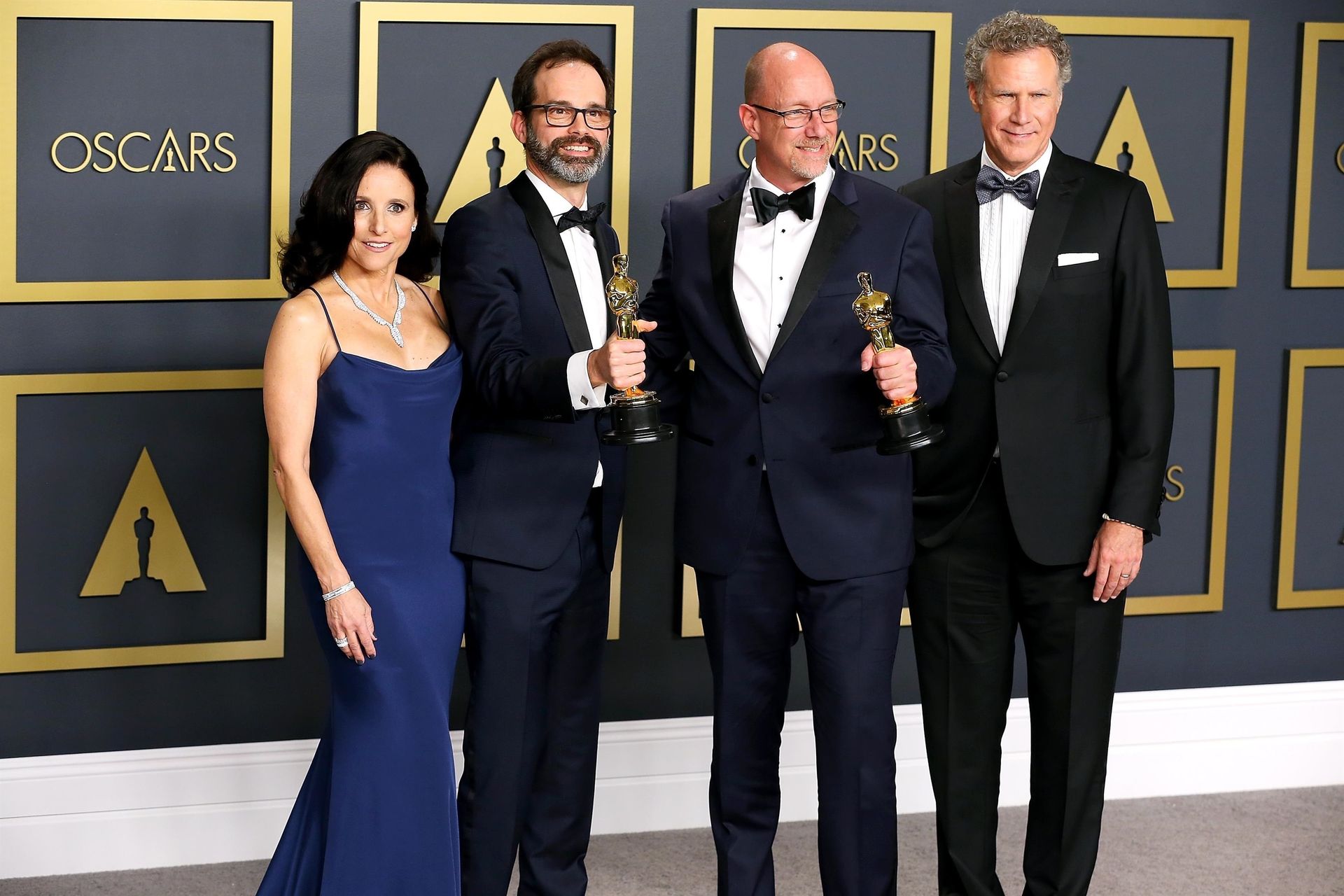 Julia Louis Dreyfus Flaunts Her Milf Body At The 2020 Academy Awards 0040