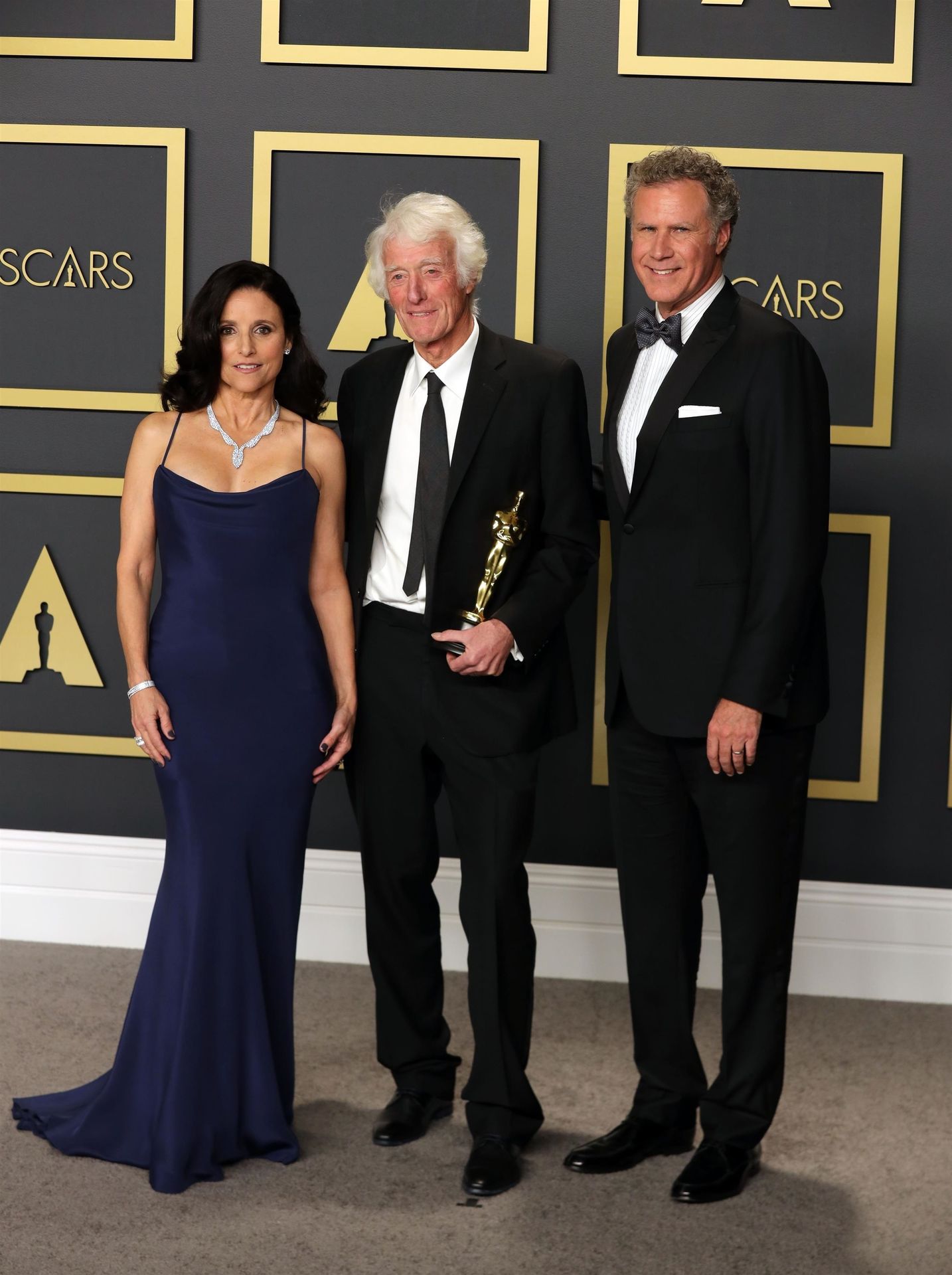 Julia Louis Dreyfus Flaunts Her Milf Body At The 2020 Academy Awards 0043