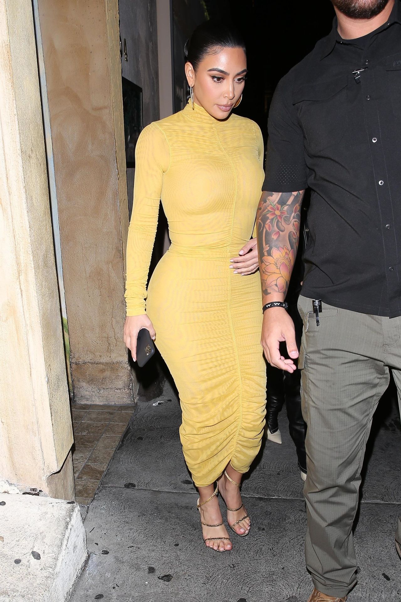 Kim Kardashian Departs After A Family Dinner At Carousel0008