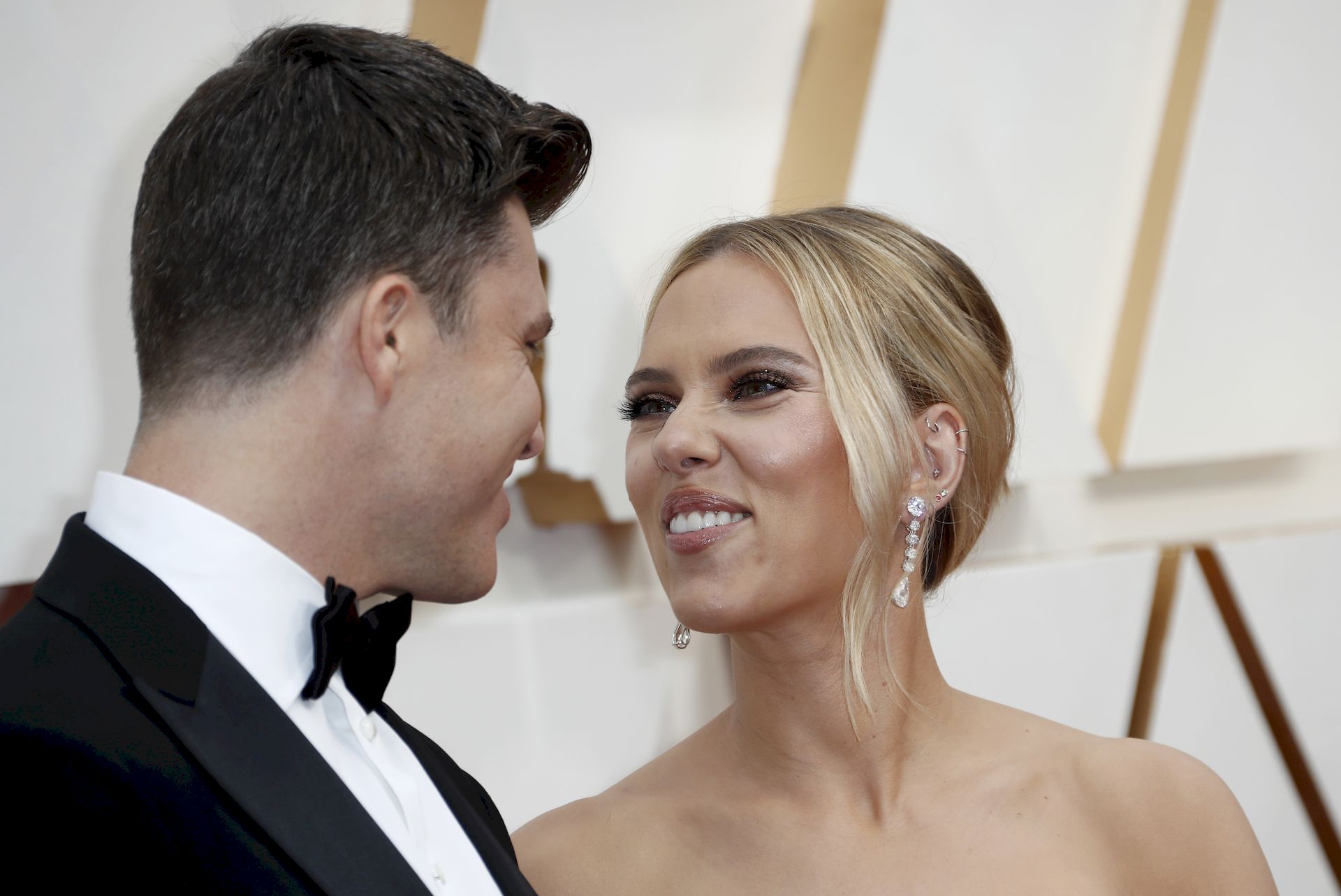 Scarlett Johansson In Oscar De La Renta Poses On The Red Carpet During The Oscars 0004