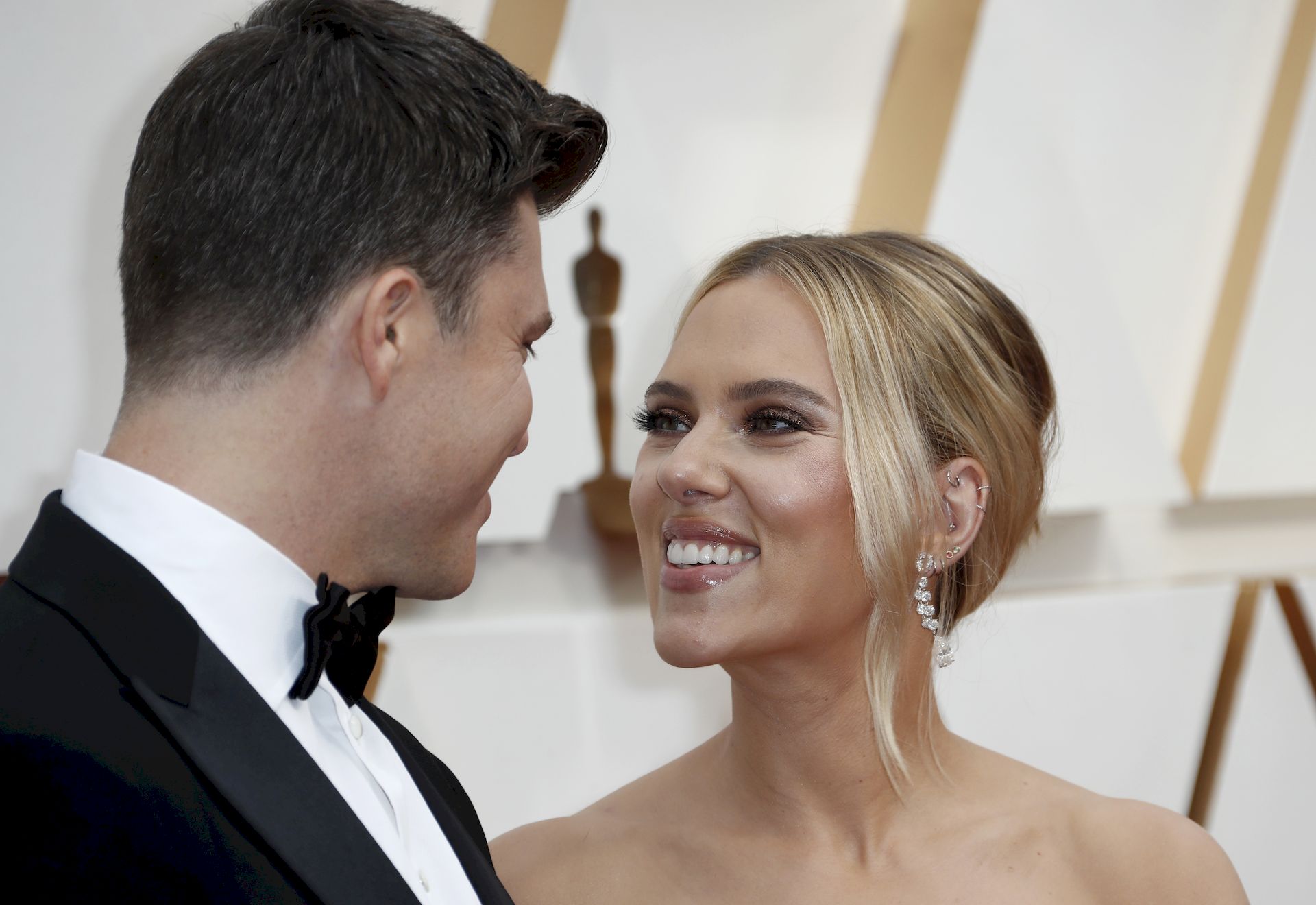 Scarlett Johansson In Oscar De La Renta Poses On The Red Carpet During The Oscars 0006