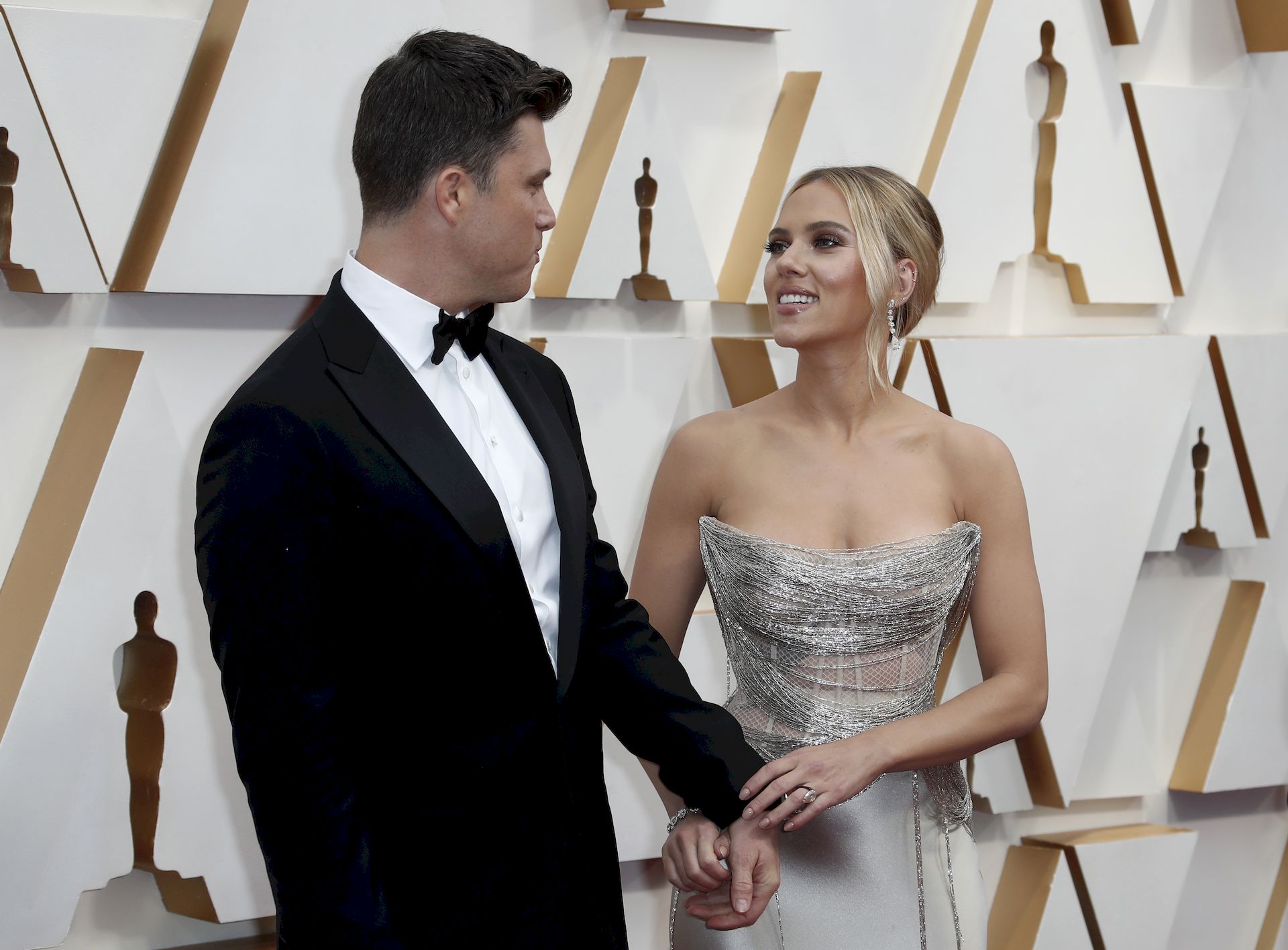 Scarlett Johansson In Oscar De La Renta Poses On The Red Carpet During The Oscars 0007