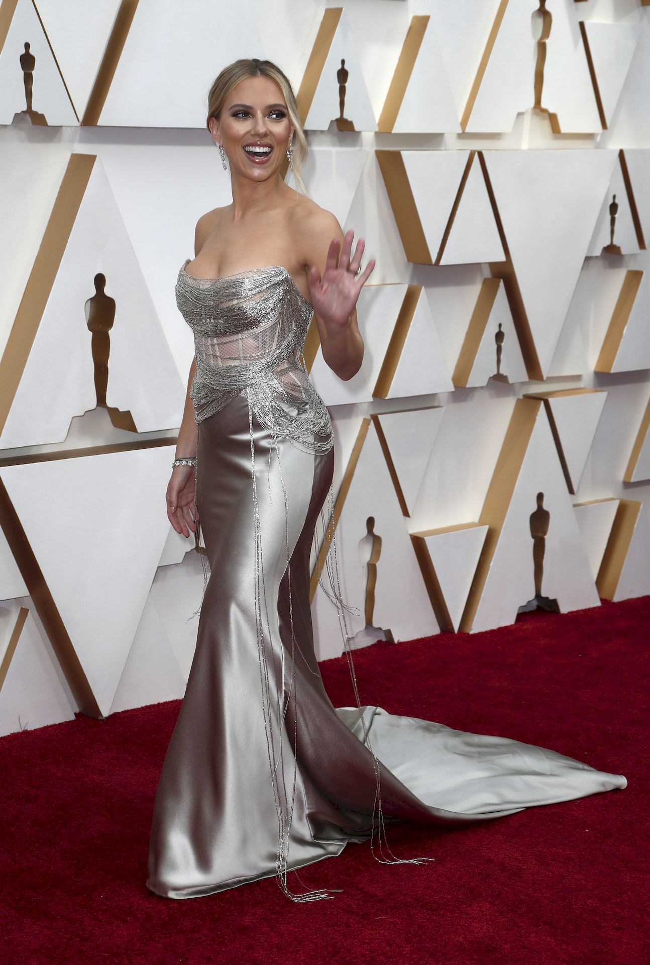 Scarlett Johansson In Oscar De La Renta Poses On The Red Carpet During The Oscars 0009