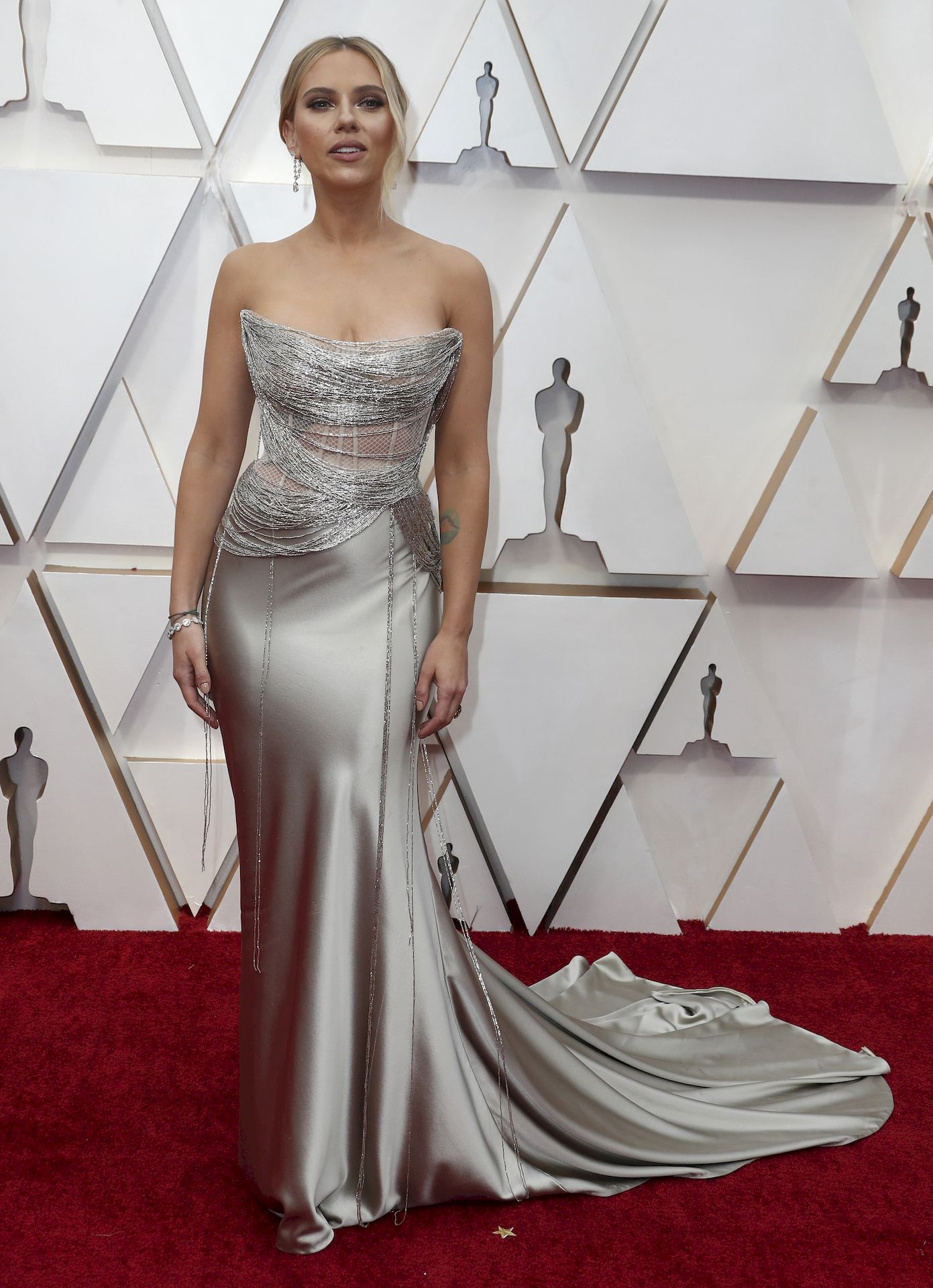 Scarlett Johansson In Oscar De La Renta Poses On The Red Carpet During The Oscars 0010