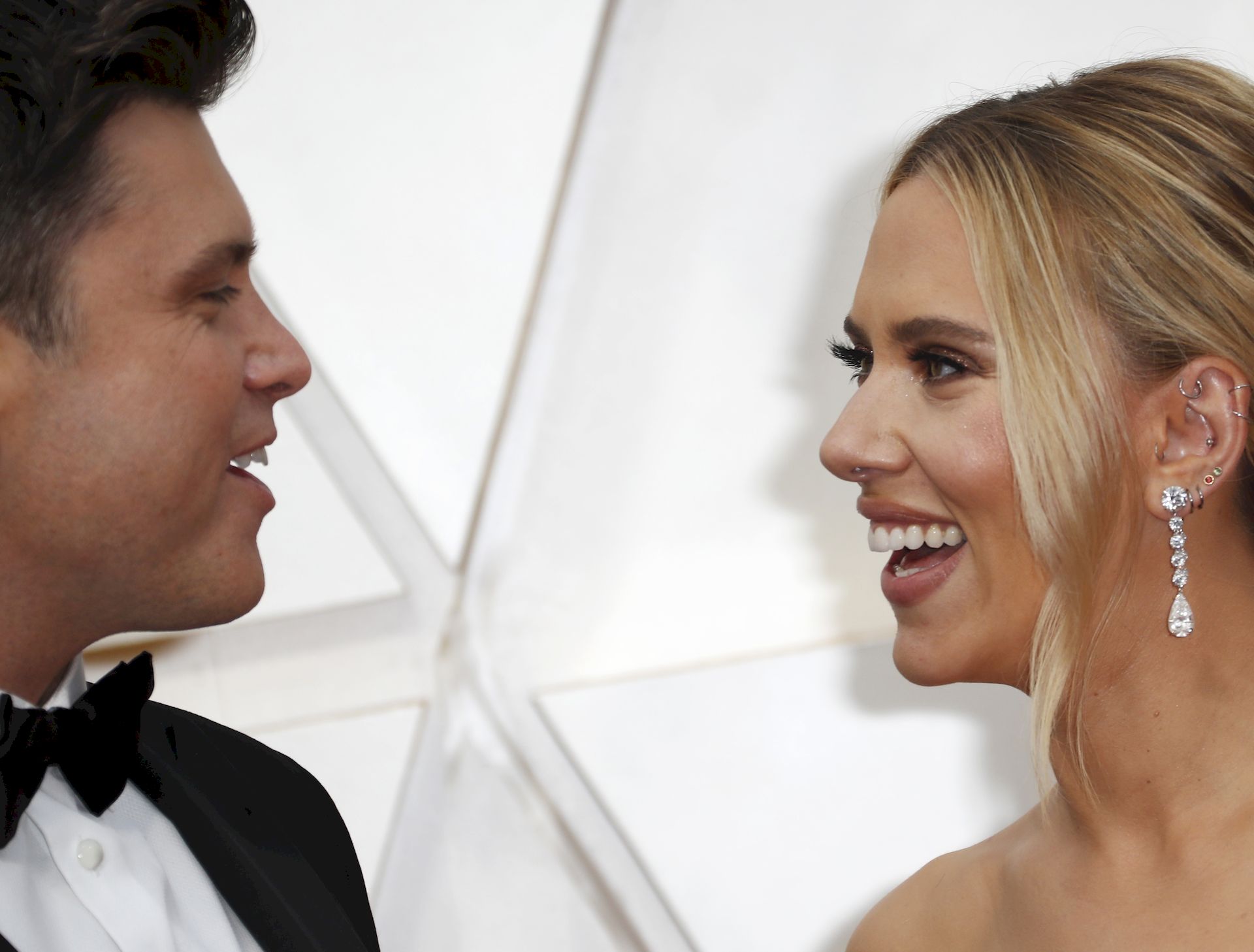 Scarlett Johansson In Oscar De La Renta Poses On The Red Carpet During The Oscars 0012