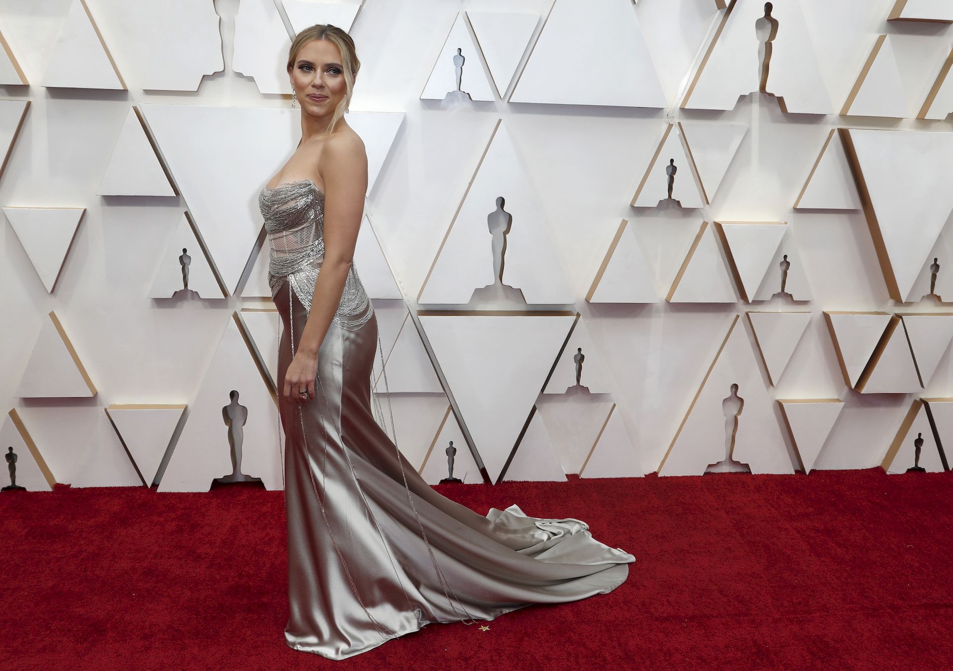 Scarlett Johansson In Oscar De La Renta Poses On The Red Carpet During The Oscars 0014