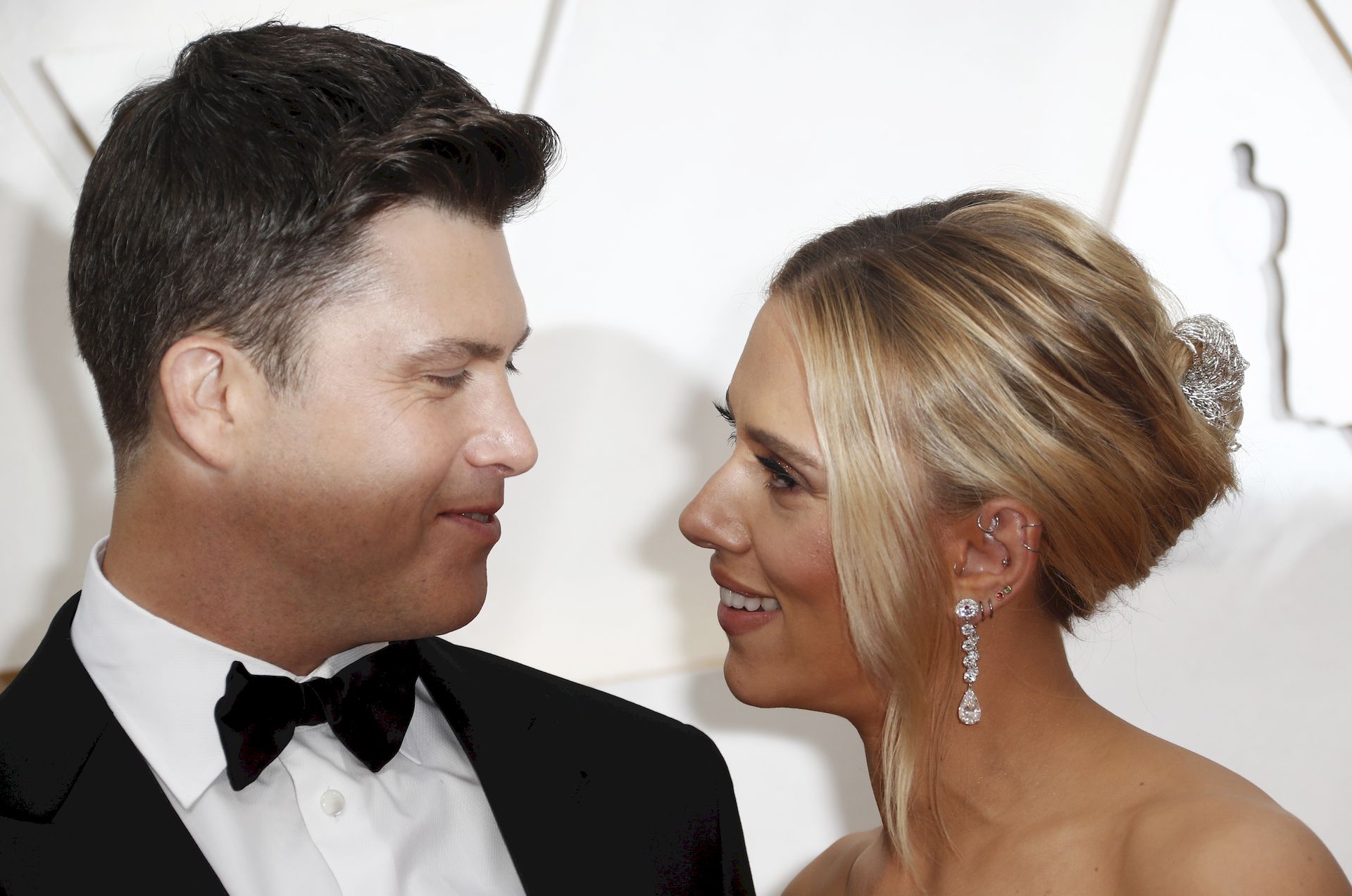 Scarlett Johansson In Oscar De La Renta Poses On The Red Carpet During The Oscars 0019