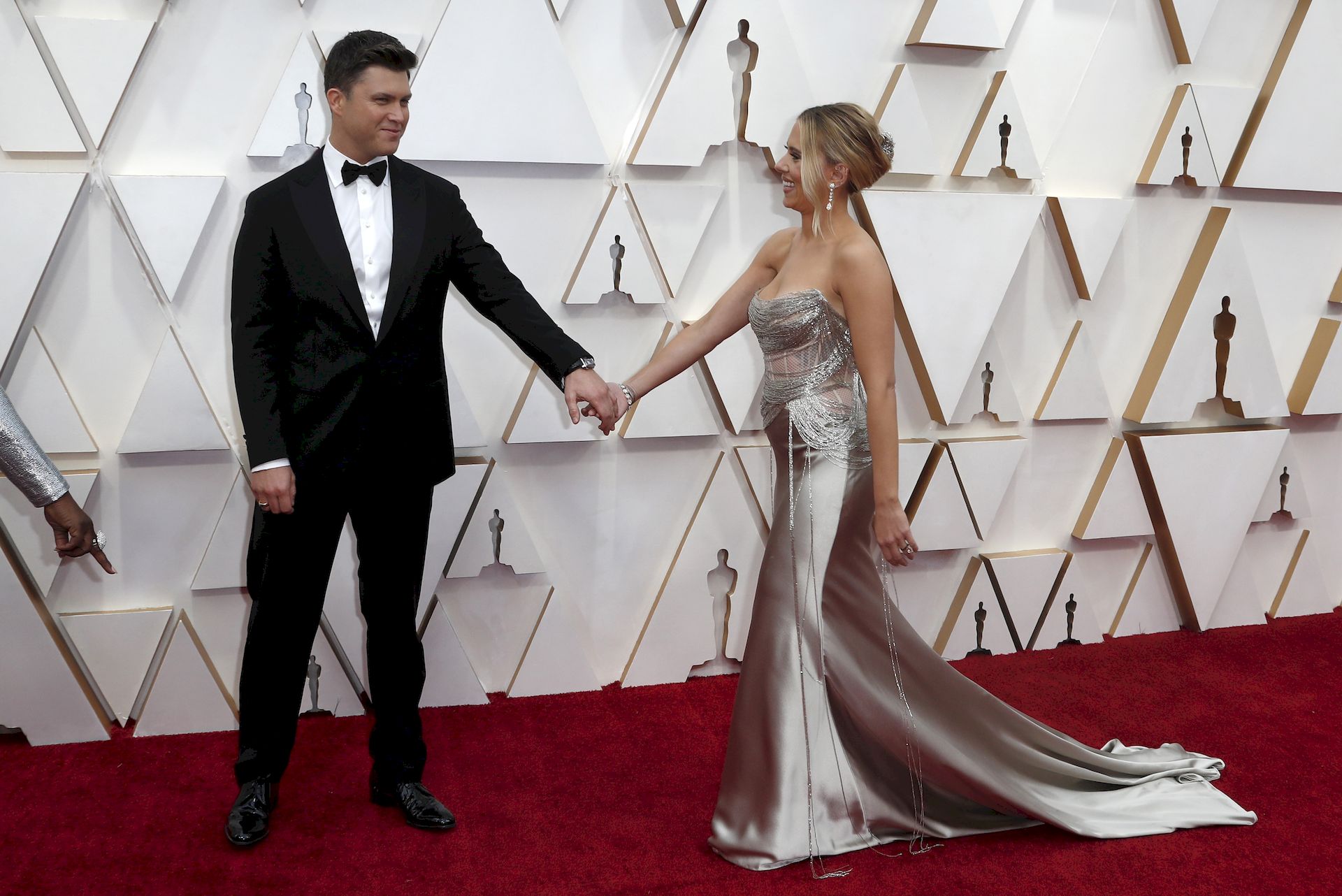 Scarlett Johansson In Oscar De La Renta Poses On The Red Carpet During The Oscars 0020