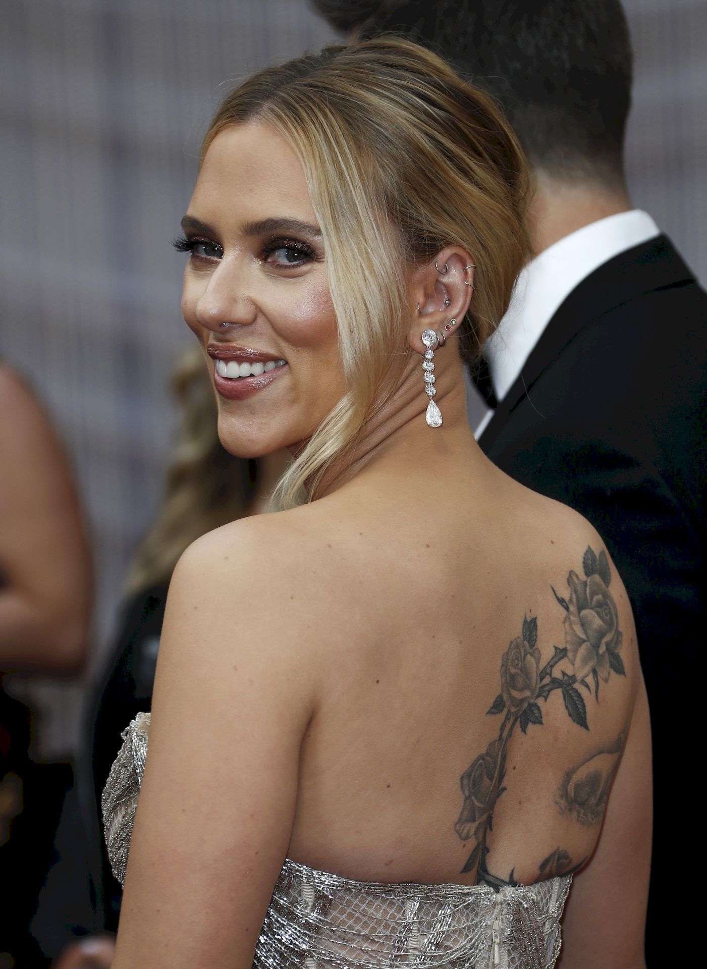 Scarlett Johansson In Oscar De La Renta Poses On The Red Carpet During The Oscars 0022