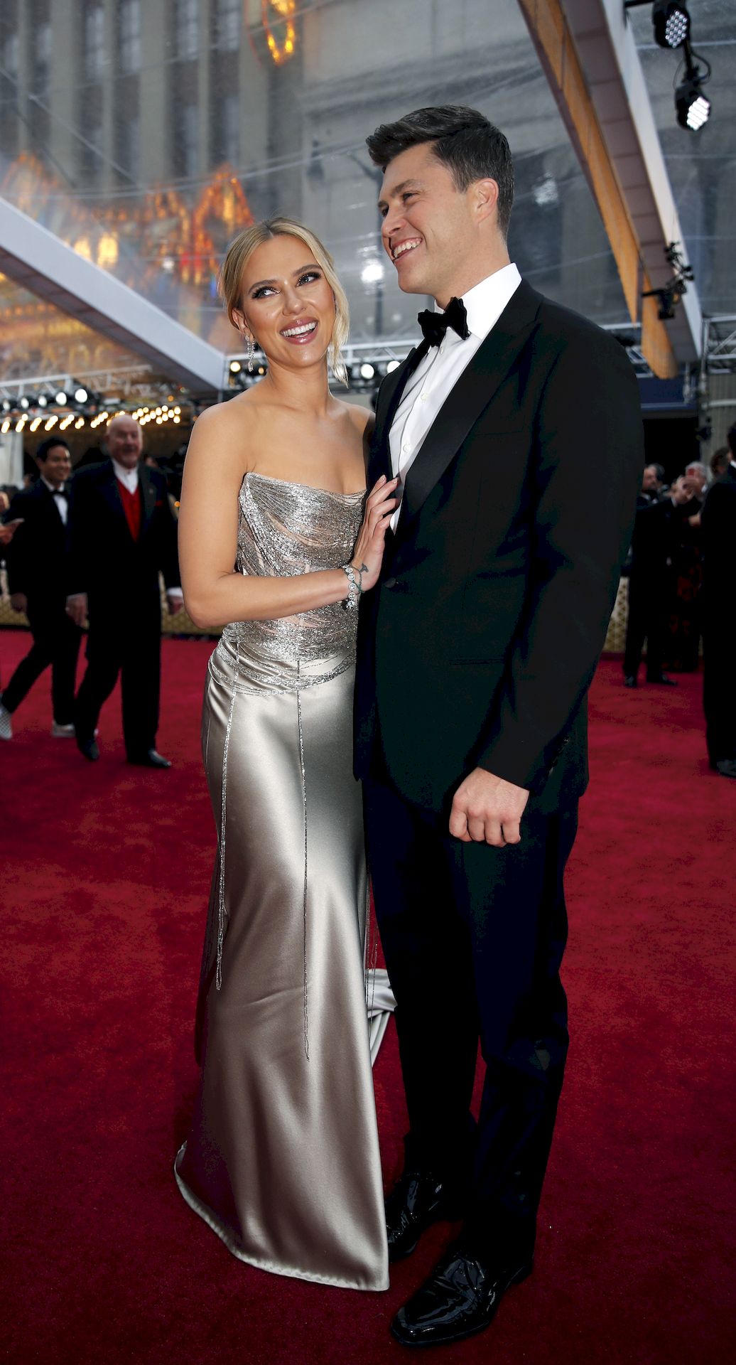 Scarlett Johansson In Oscar De La Renta Poses On The Red Carpet During The Oscars 0023