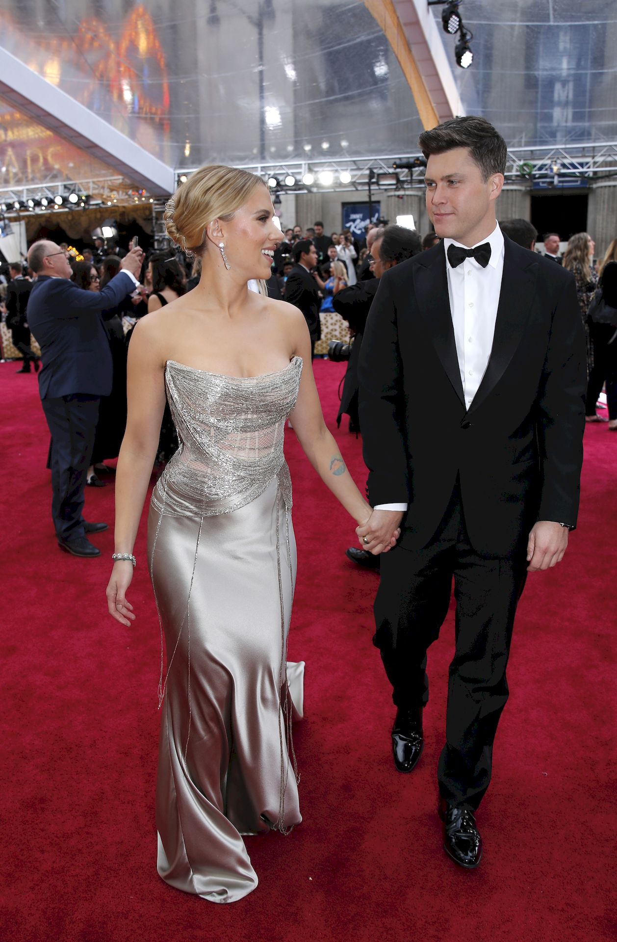 Scarlett Johansson In Oscar De La Renta Poses On The Red Carpet During The Oscars 0024