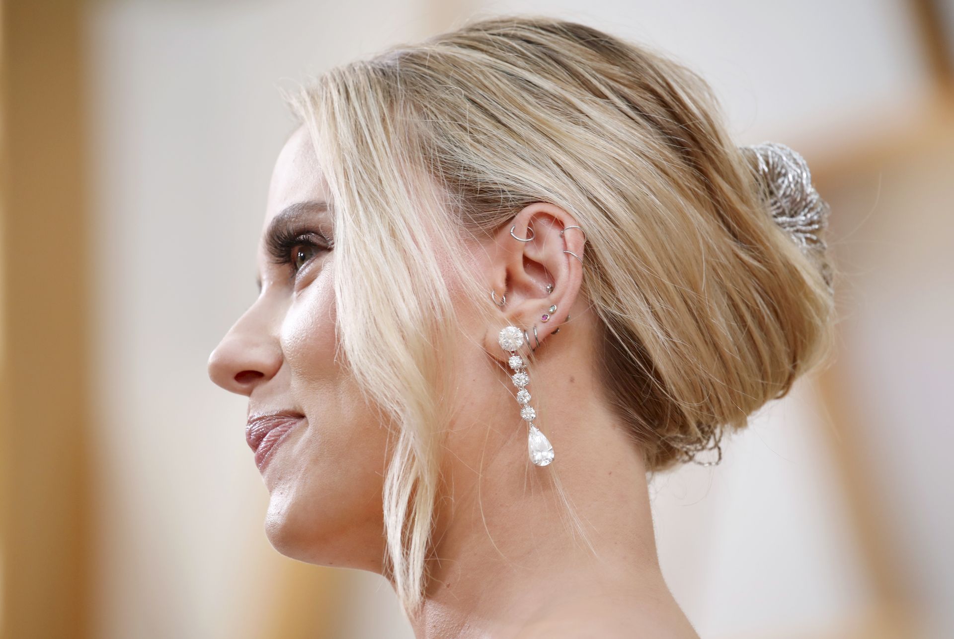 Scarlett Johansson In Oscar De La Renta Poses On The Red Carpet During The Oscars 0026