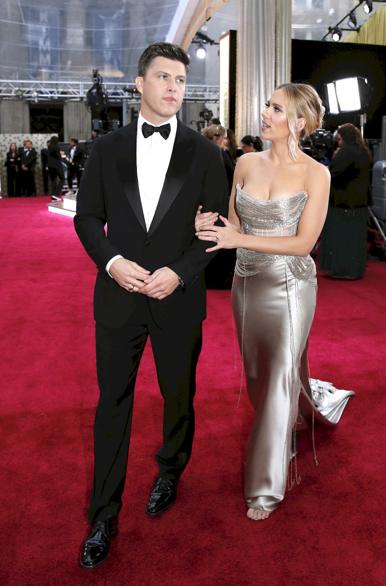 Scarlett Johansson In Oscar De La Renta Poses On The Red Carpet During The Oscars 0028