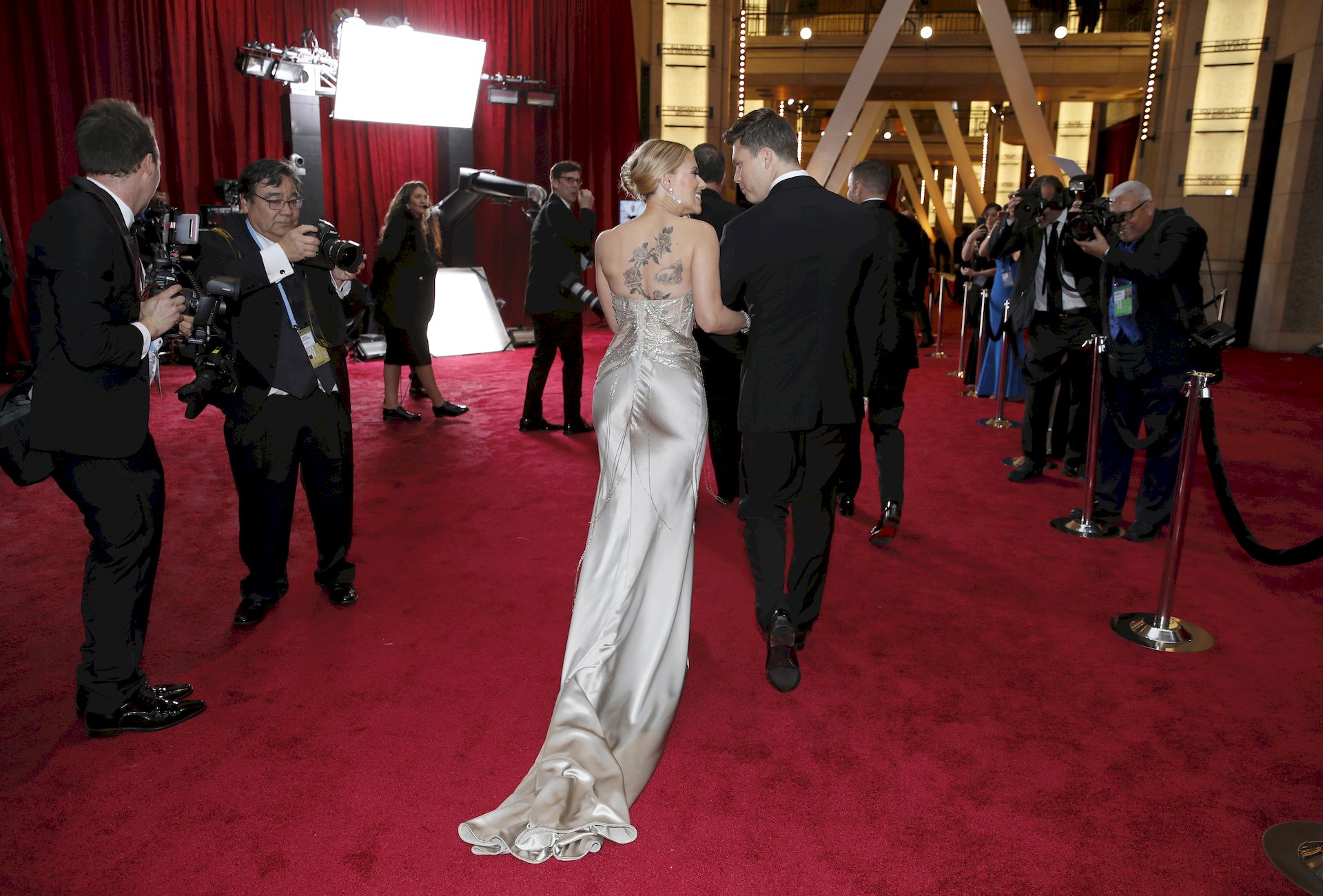 Scarlett Johansson In Oscar De La Renta Poses On The Red Carpet During The Oscars 0030