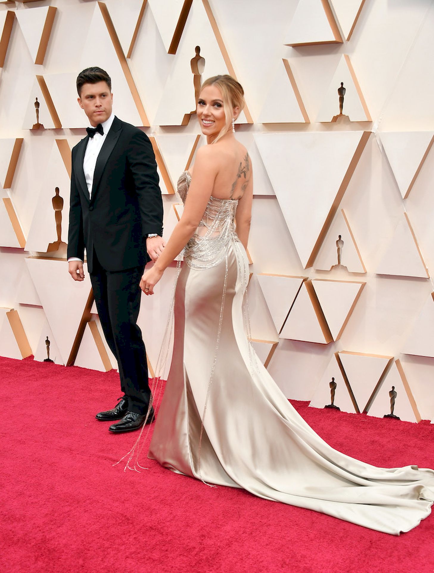 Scarlett Johansson In Oscar De La Renta Poses On The Red Carpet During The Oscars 0037