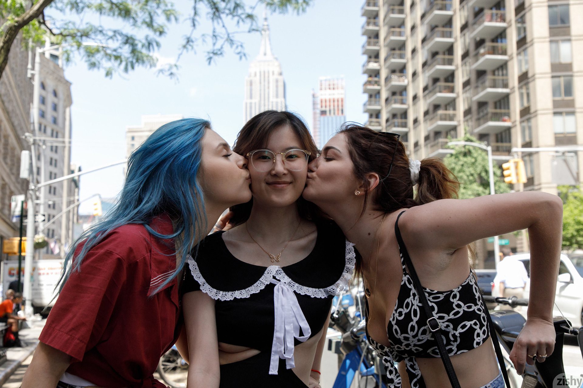 Three Girls One Schlub Zishy (29)