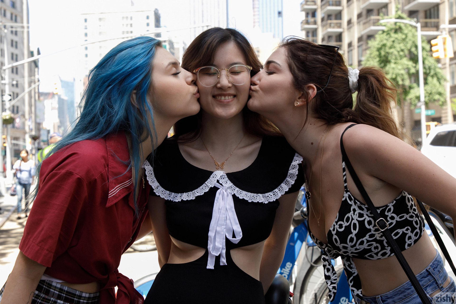 Three Girls One Schlub Zishy (30)