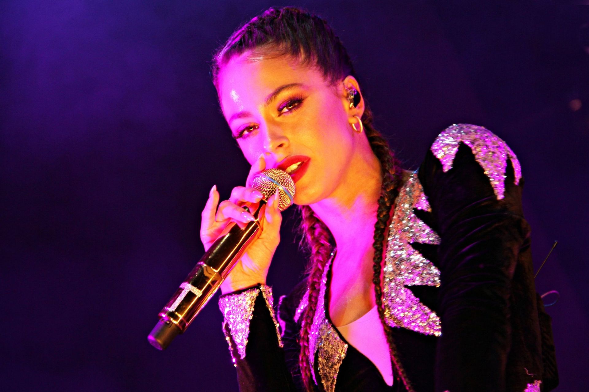 Tini Stoessel’s Sexy Performance0027