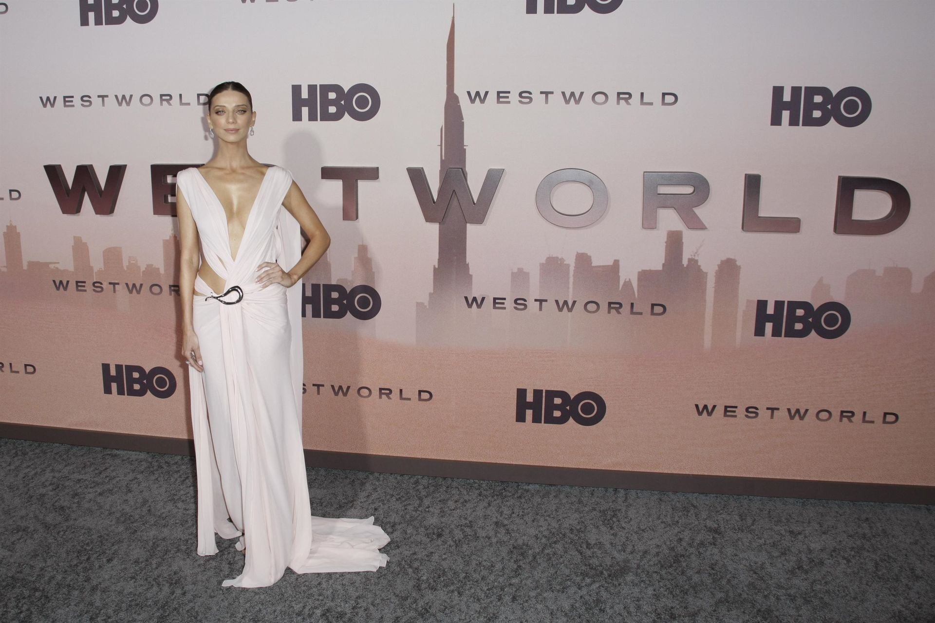 Angela Sarafyan Shows Her Cleavage At The Premiere Of Hbo’s Westworld Season 3 0014